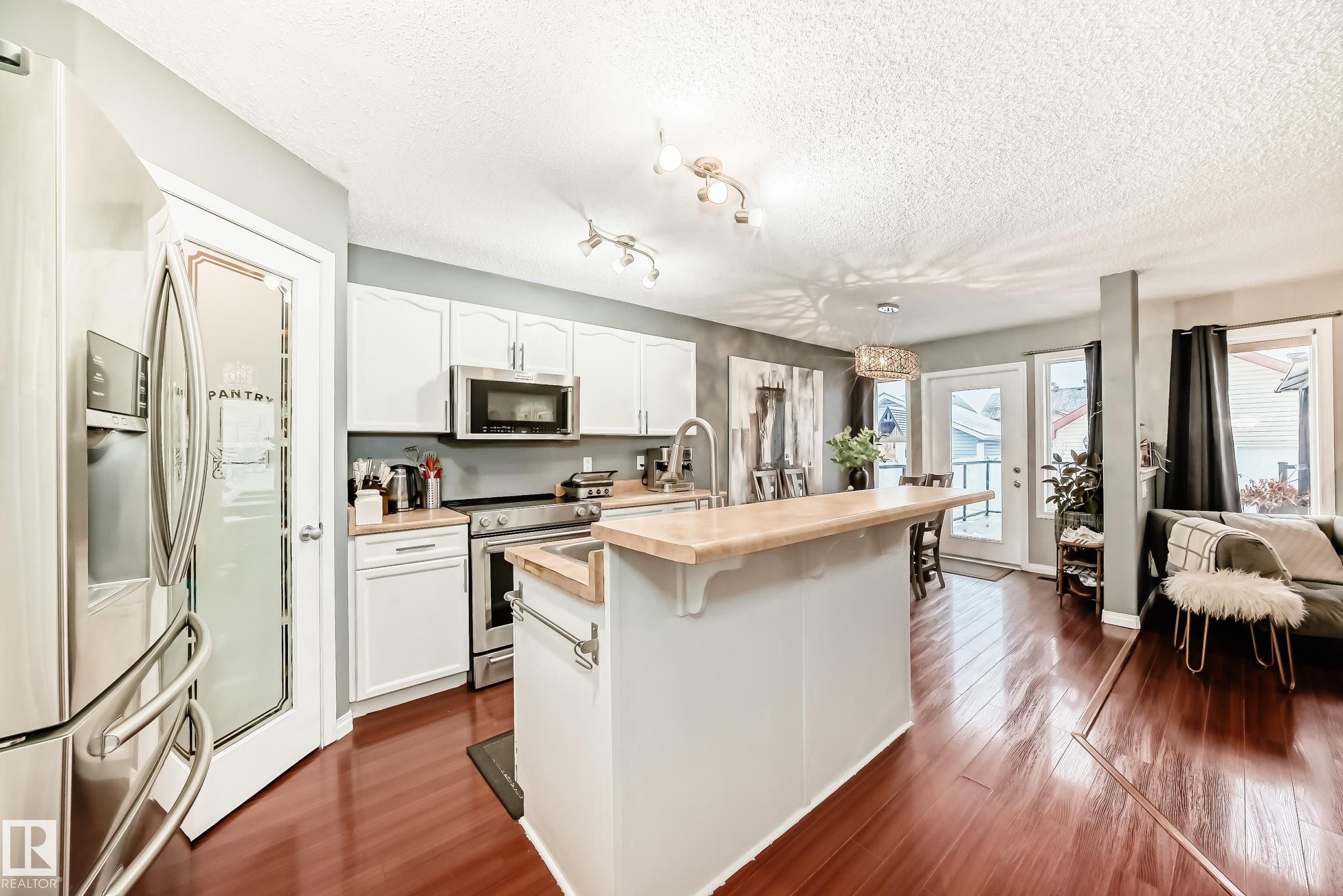 5819 Sutter Place, Edmonton, AB - Indoor Photo Showing Kitchen