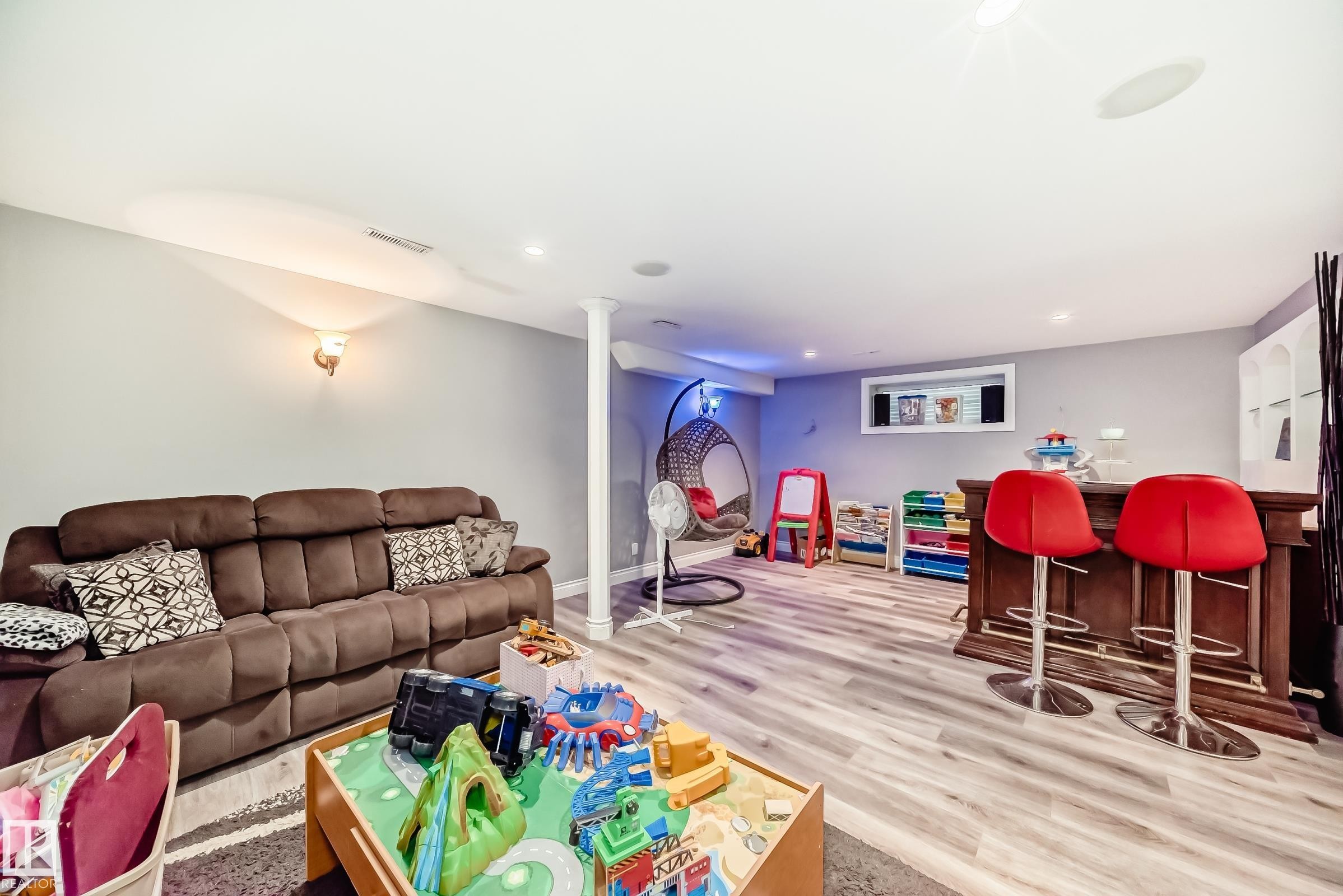 5819 Sutter Place, Edmonton, AB - Indoor Photo Showing Living Room