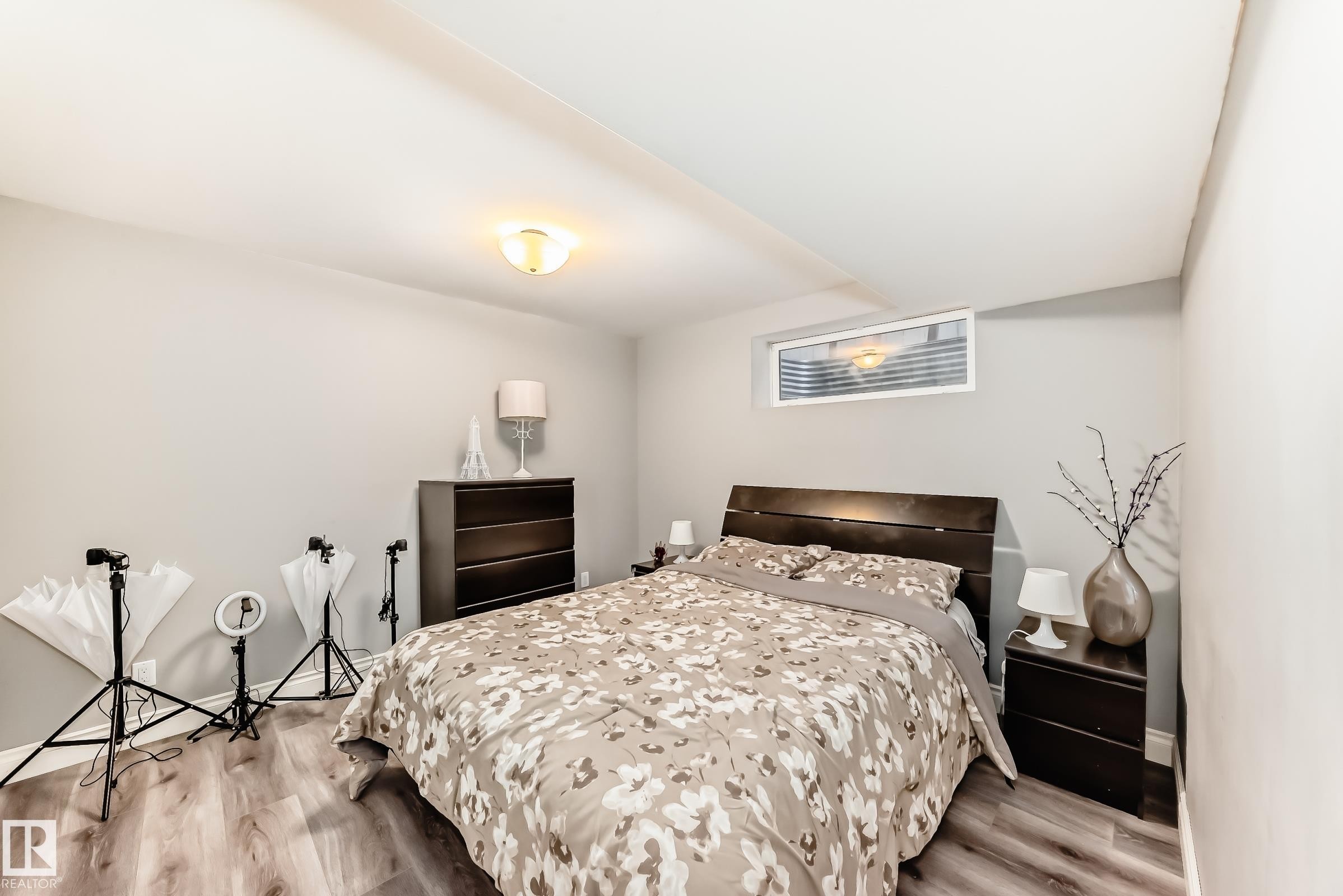 5819 Sutter Place, Edmonton, AB - Indoor Photo Showing Bedroom