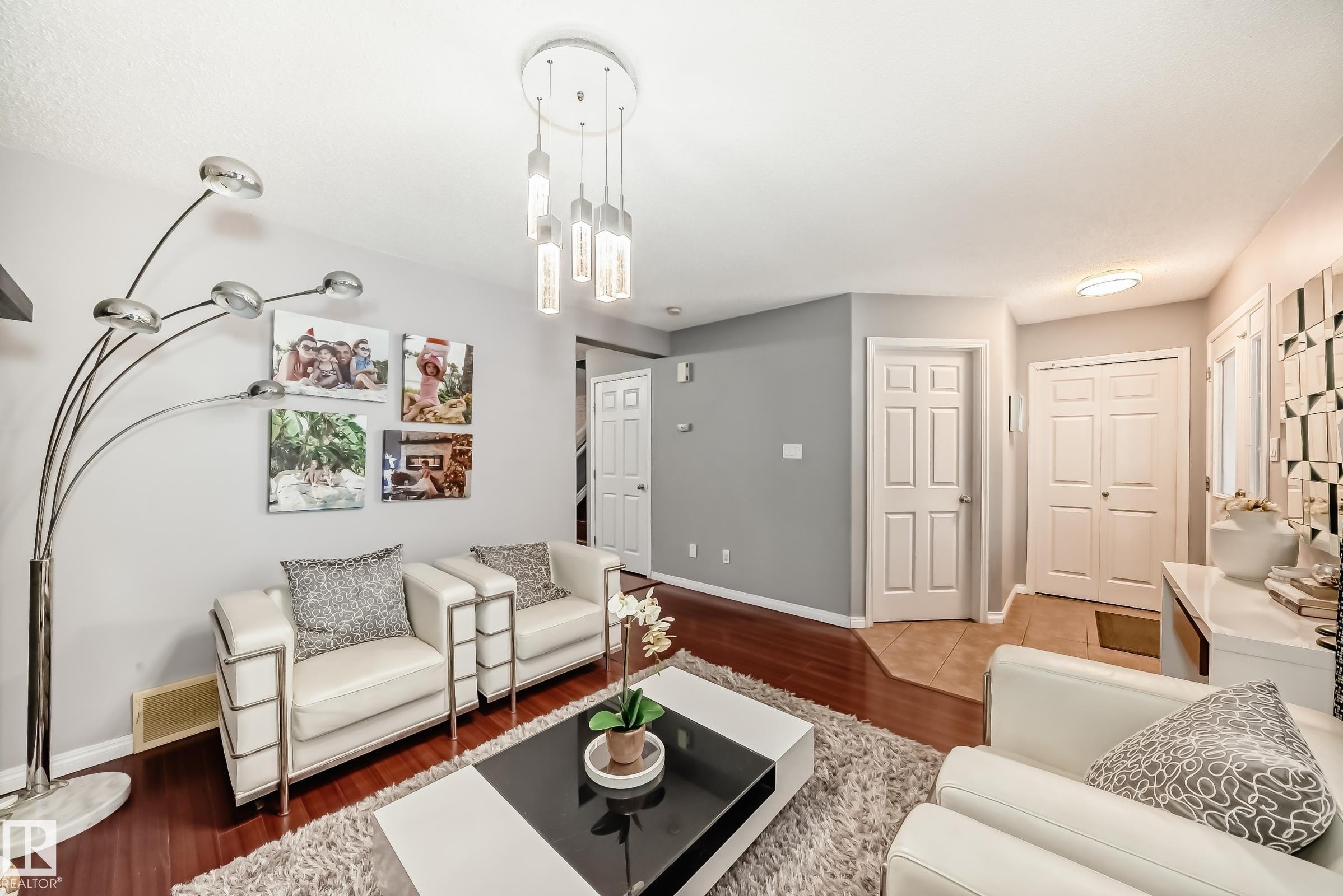 5819 Sutter Place, Edmonton, AB - Indoor Photo Showing Living Room