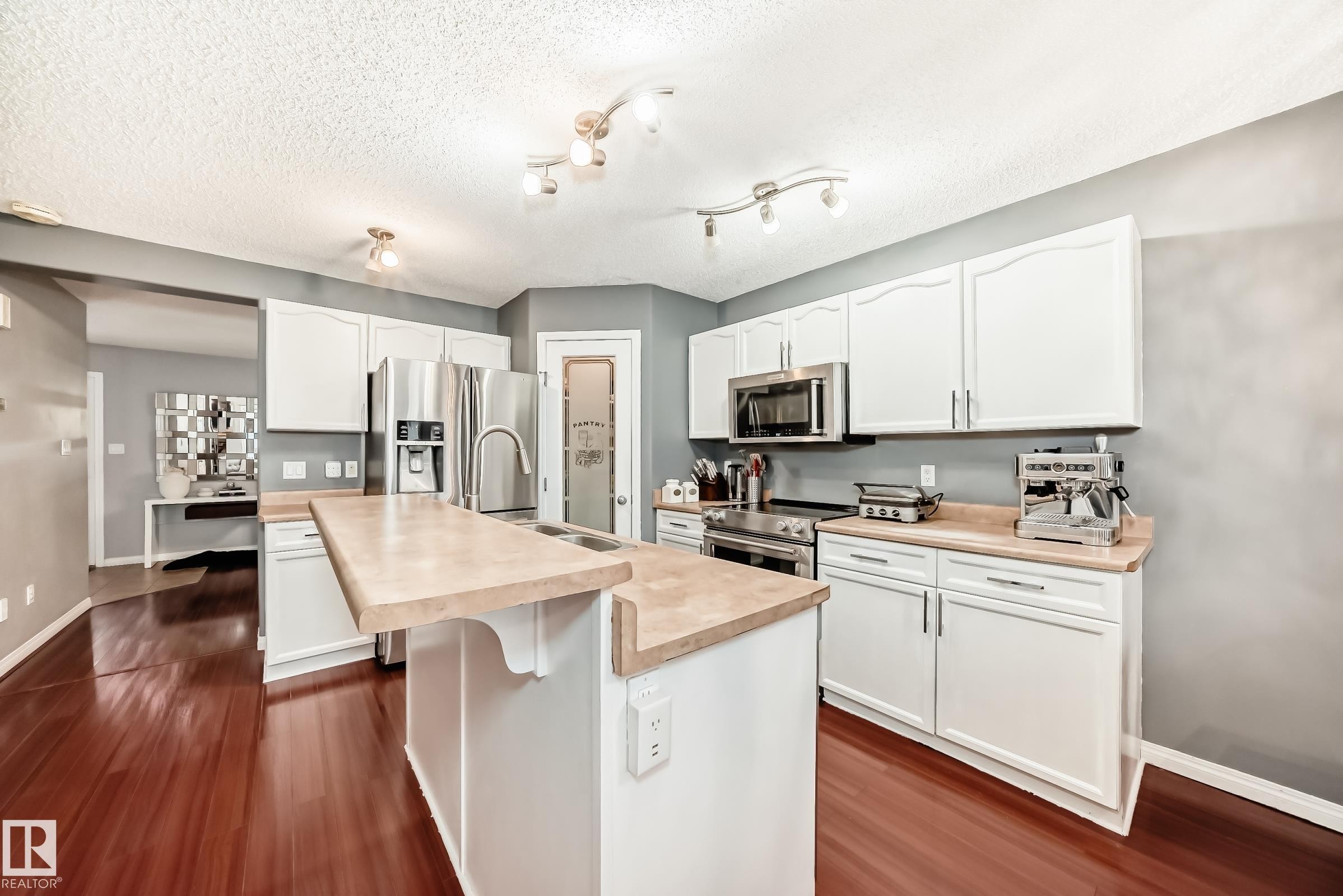 5819 Sutter Place, Edmonton, AB - Indoor Photo Showing Kitchen With Double Sink With Upgraded Kitchen