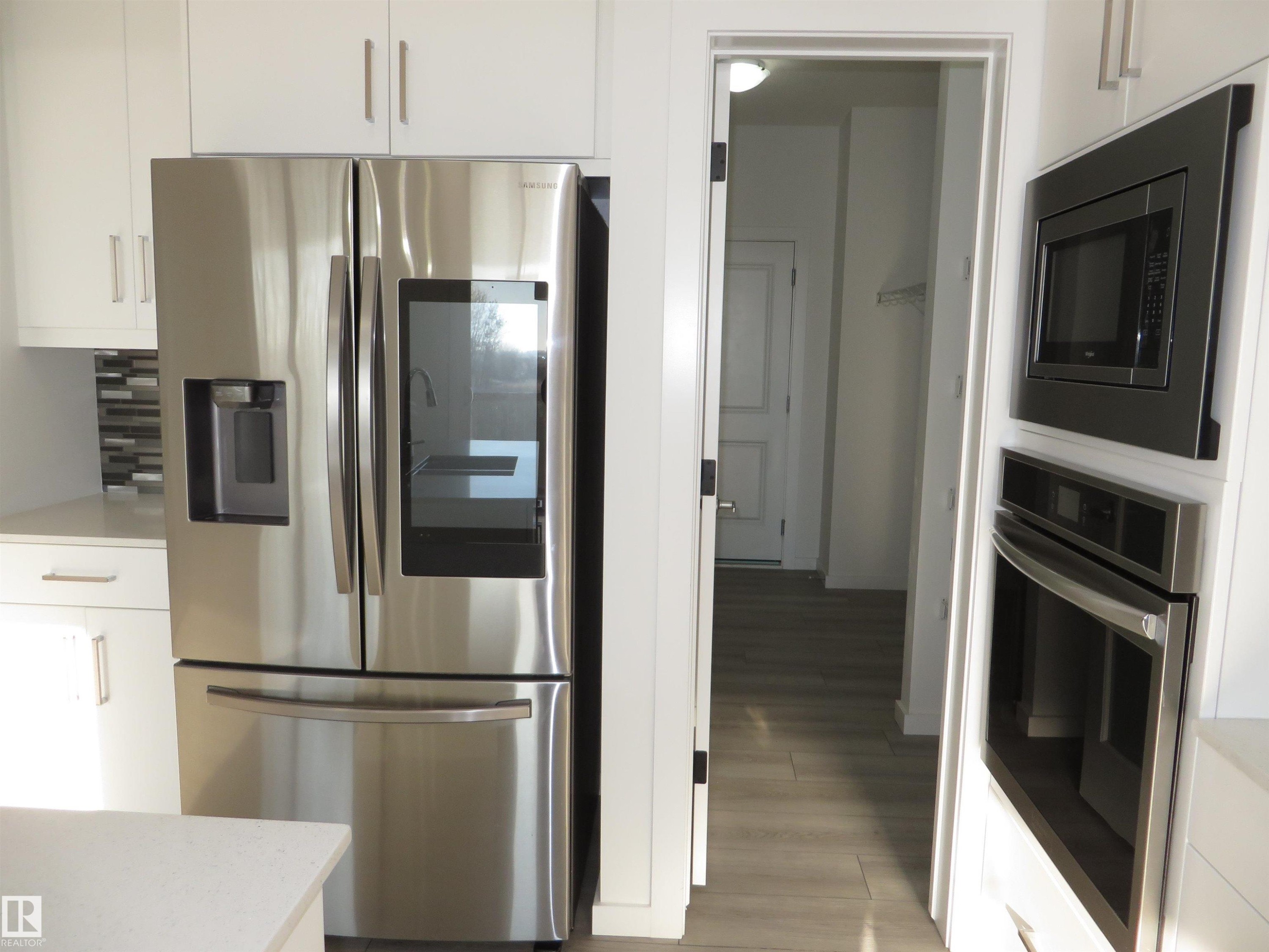 23 Sturtz Place, Leduc, AB - Indoor Photo Showing Kitchen With Upgraded Kitchen