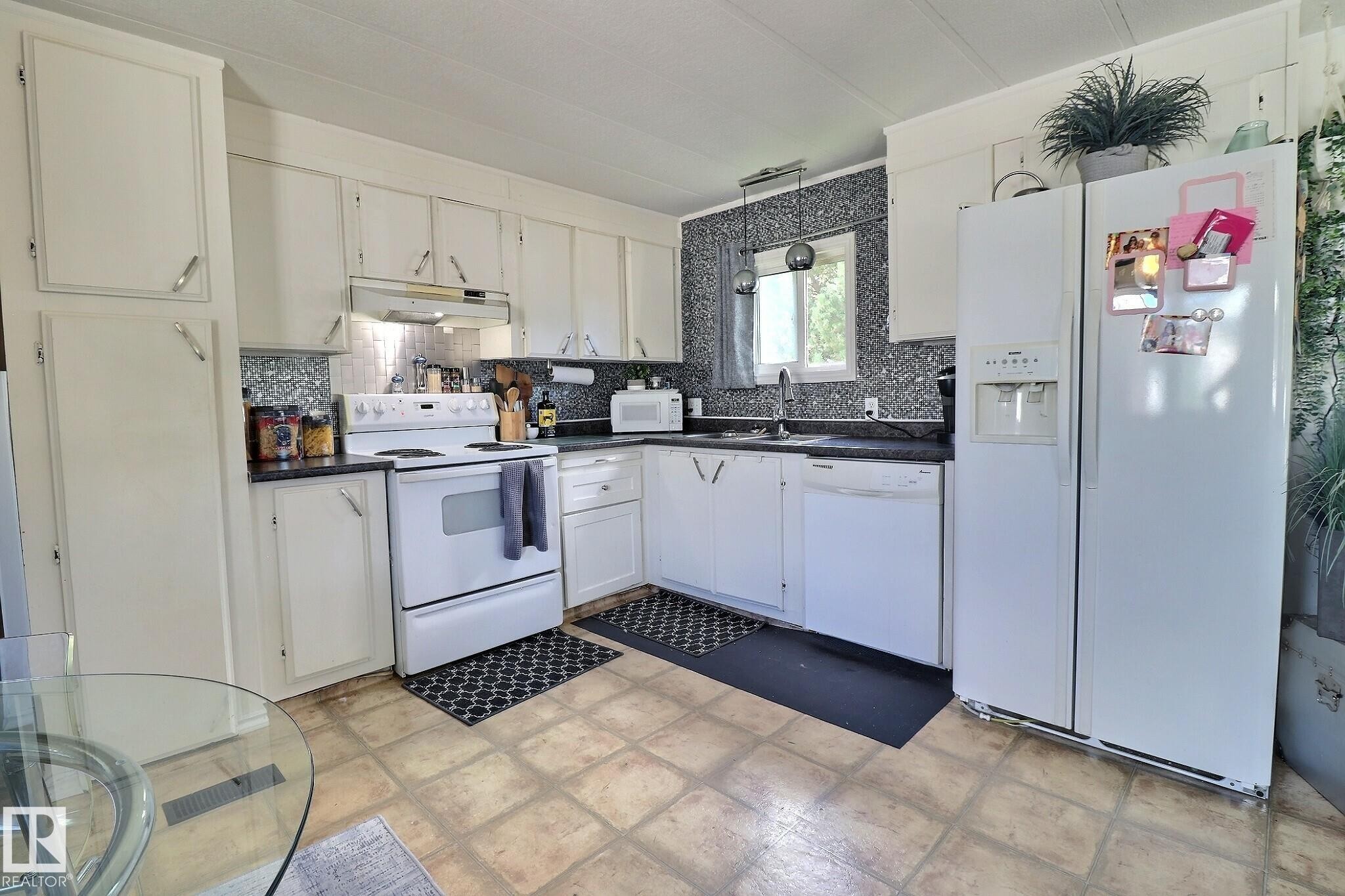 289 Juniper Crescent, Edmonton, AB - Indoor Photo Showing Kitchen