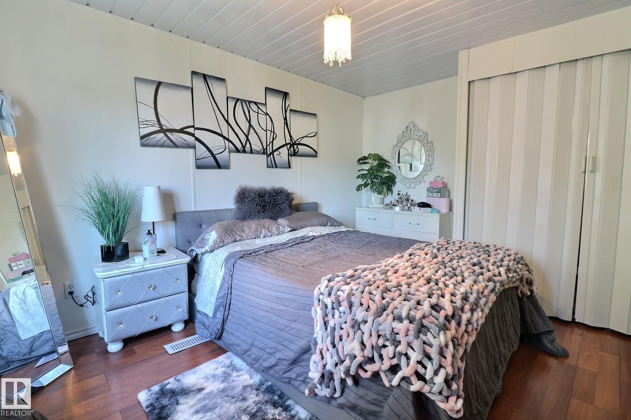 289 Juniper Crescent, Edmonton, AB - Indoor Photo Showing Bedroom