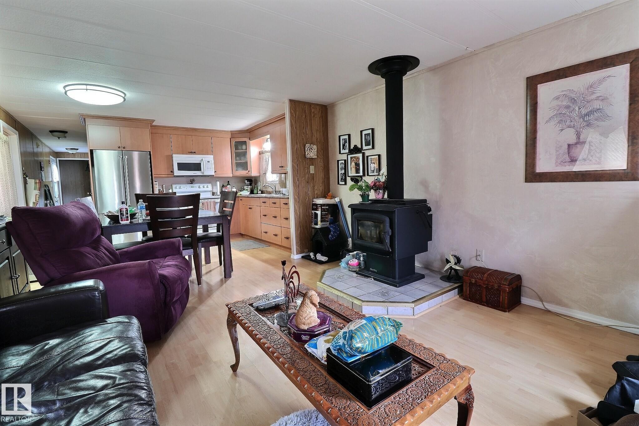 290 Juniper Crescent, Edmonton, AB - Indoor Photo Showing Living Room