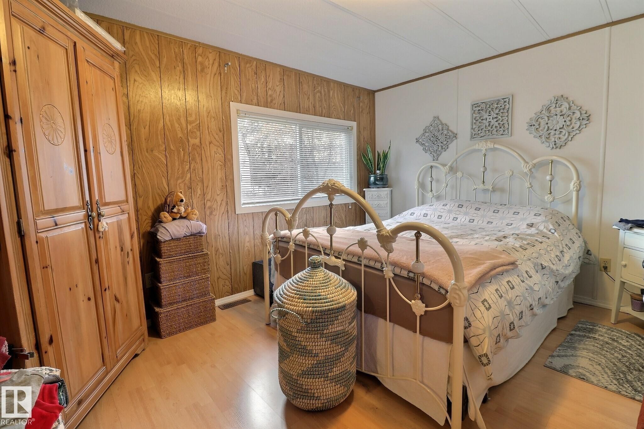 290 Juniper Crescent, Edmonton, AB - Indoor Photo Showing Bedroom