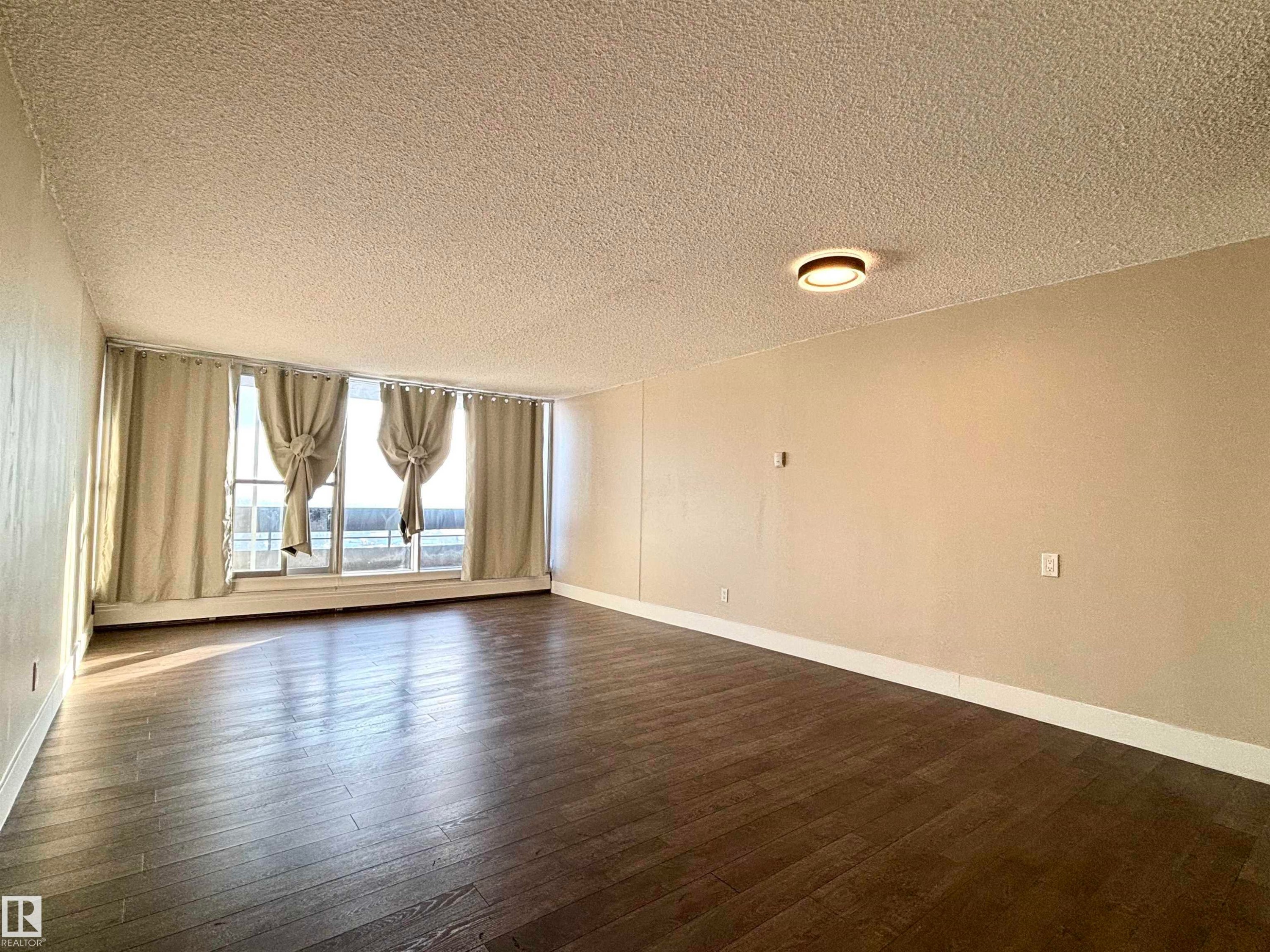 Edmonton, AB - Indoor Photo Showing Other Room