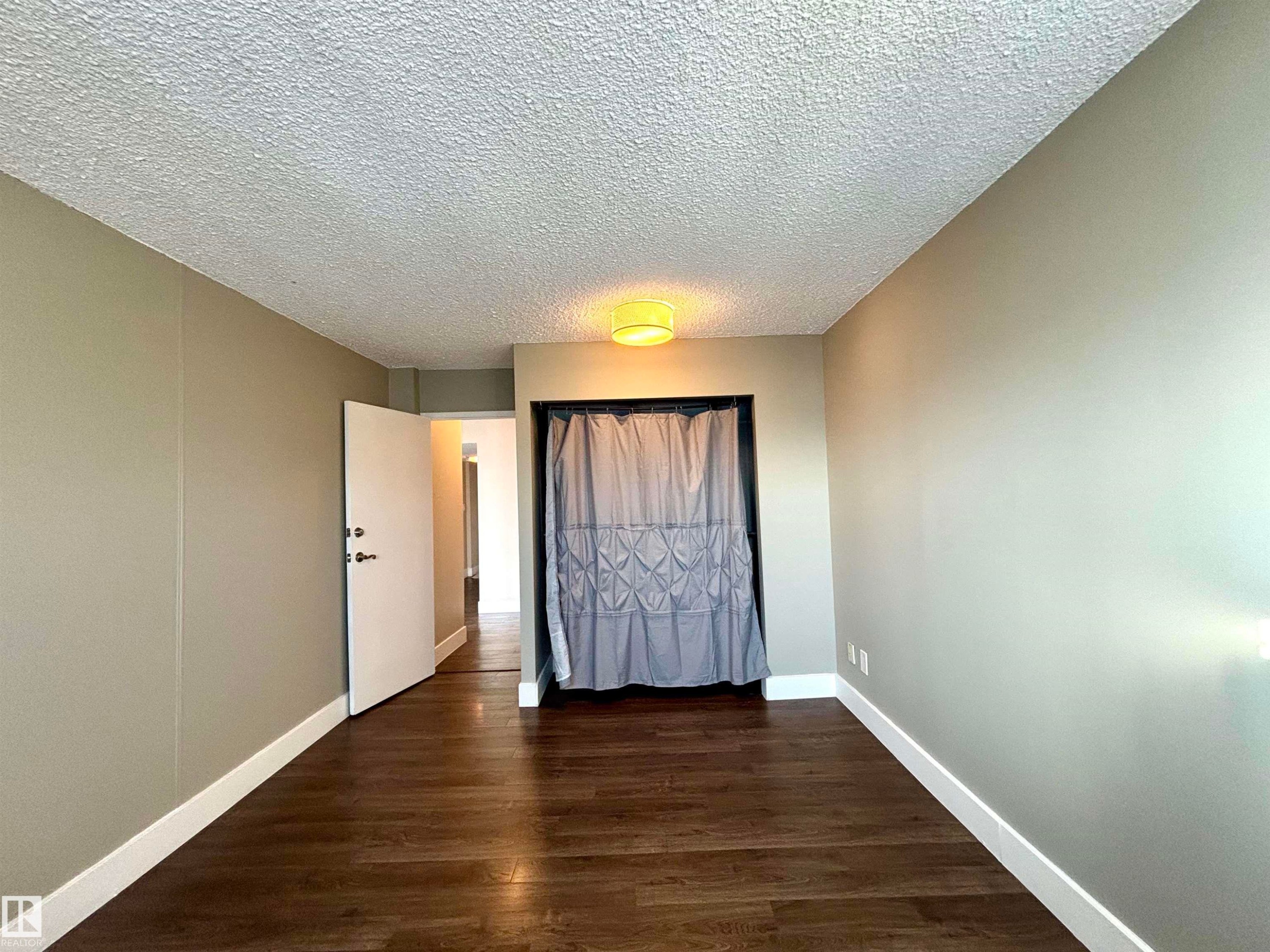 Edmonton, AB - Indoor Photo Showing Other Room
