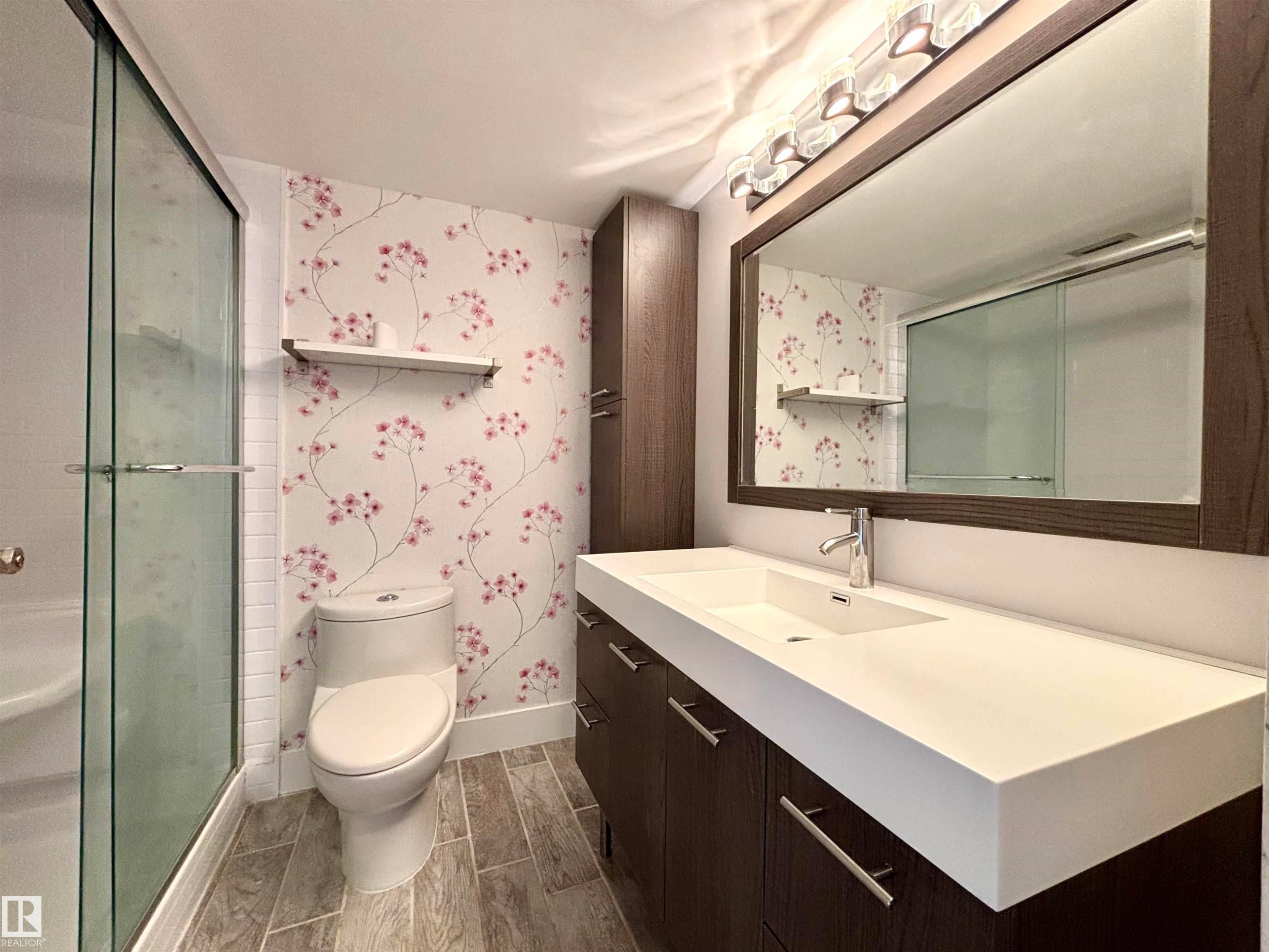 Edmonton, AB - Indoor Photo Showing Bathroom
