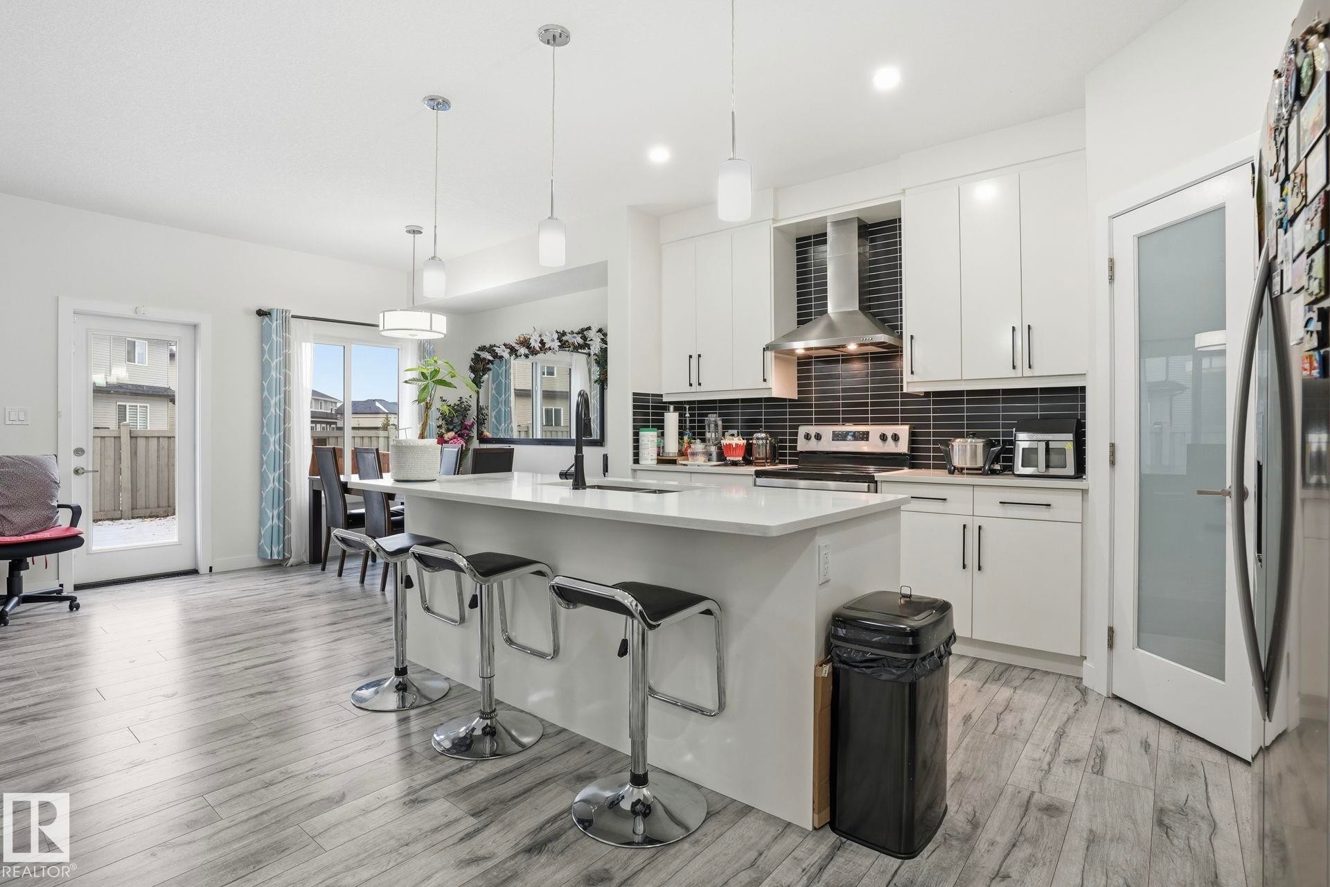 7212 Chivers Place, Edmonton, AB - Indoor Photo Showing Kitchen With Upgraded Kitchen