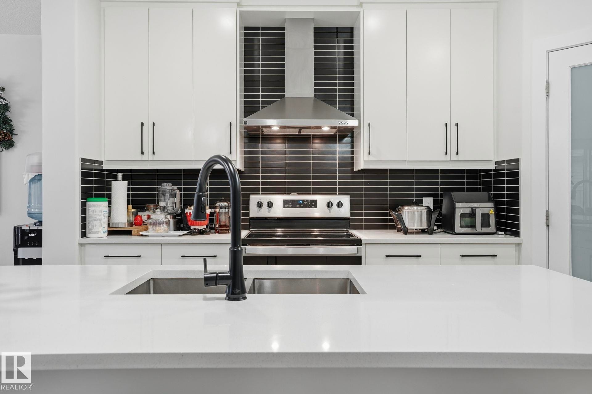 7212 Chivers Place, Edmonton, AB - Indoor Photo Showing Kitchen With Double Sink With Upgraded Kitchen