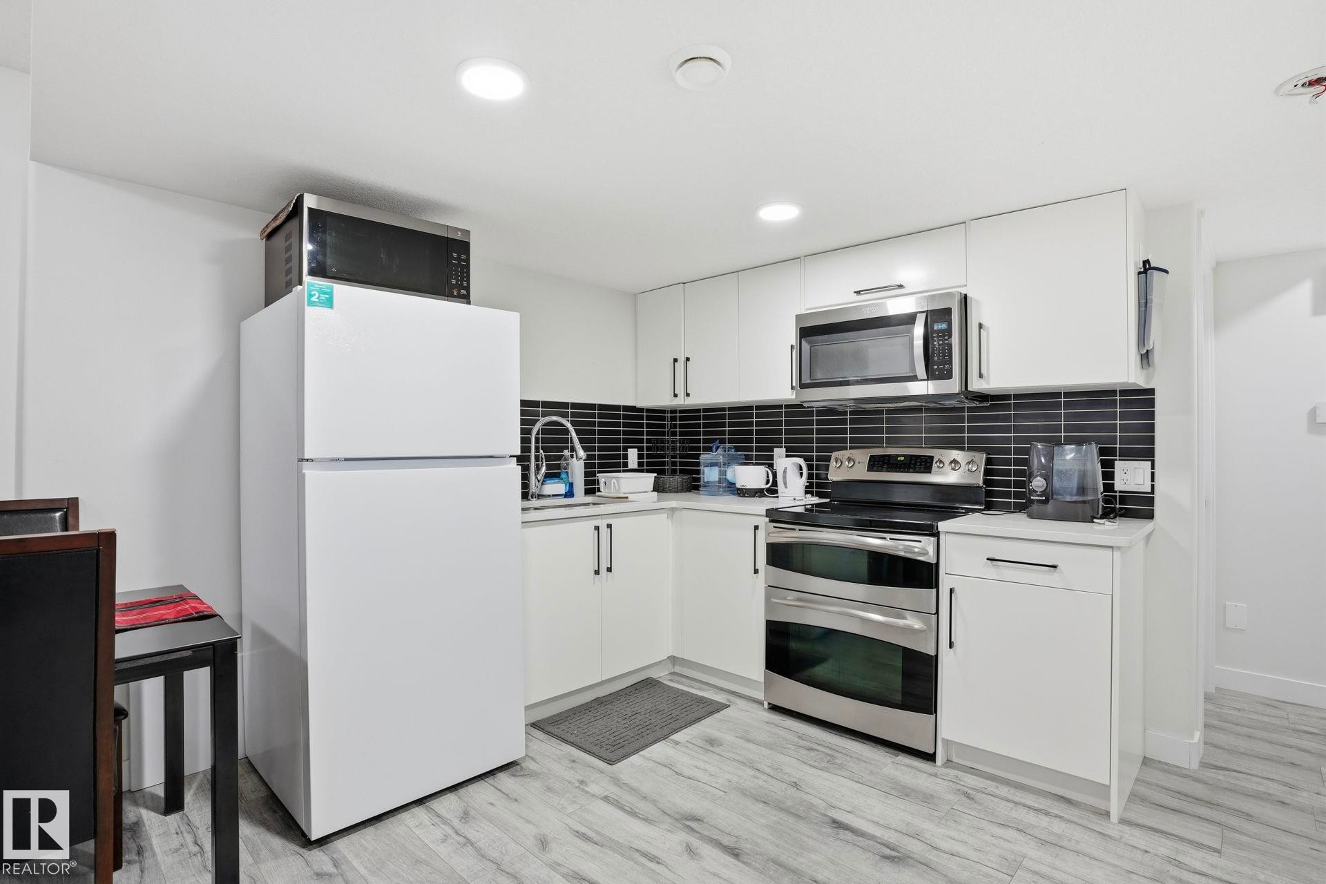 7212 Chivers Place, Edmonton, AB - Indoor Photo Showing Kitchen
