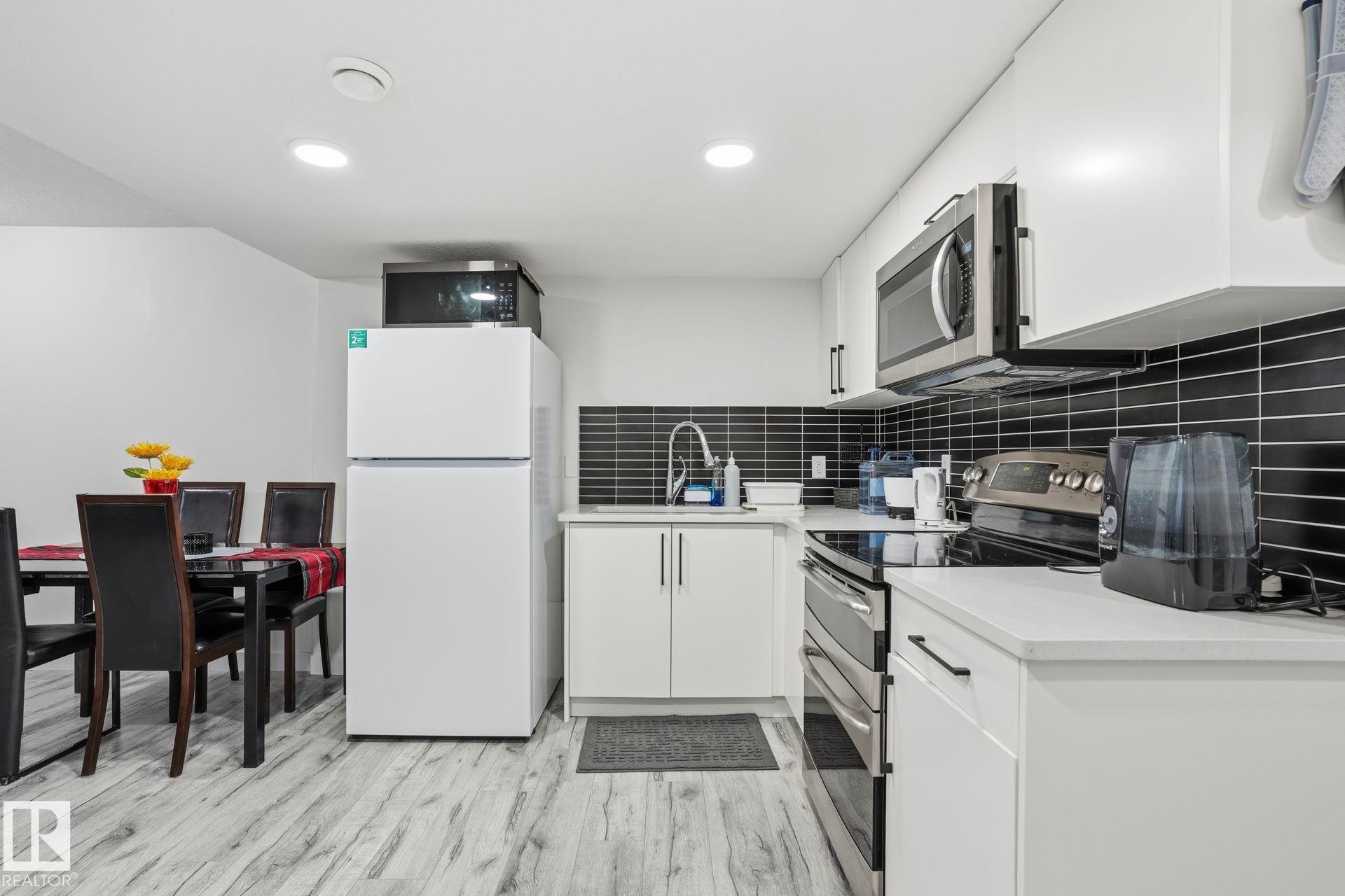 7212 Chivers Place, Edmonton, AB - Indoor Photo Showing Kitchen