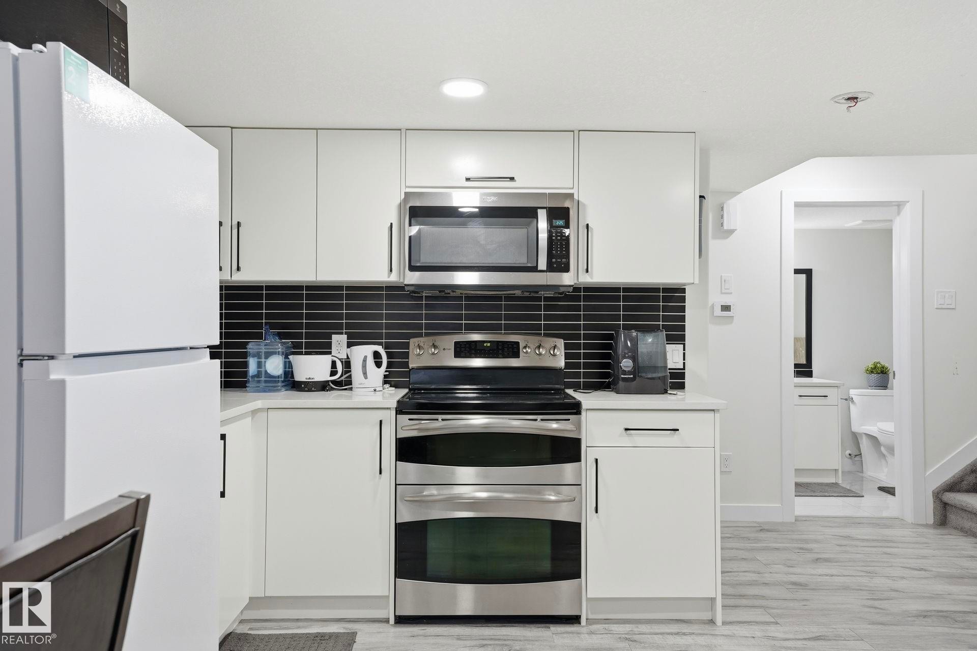 7212 Chivers Place, Edmonton, AB - Indoor Photo Showing Kitchen