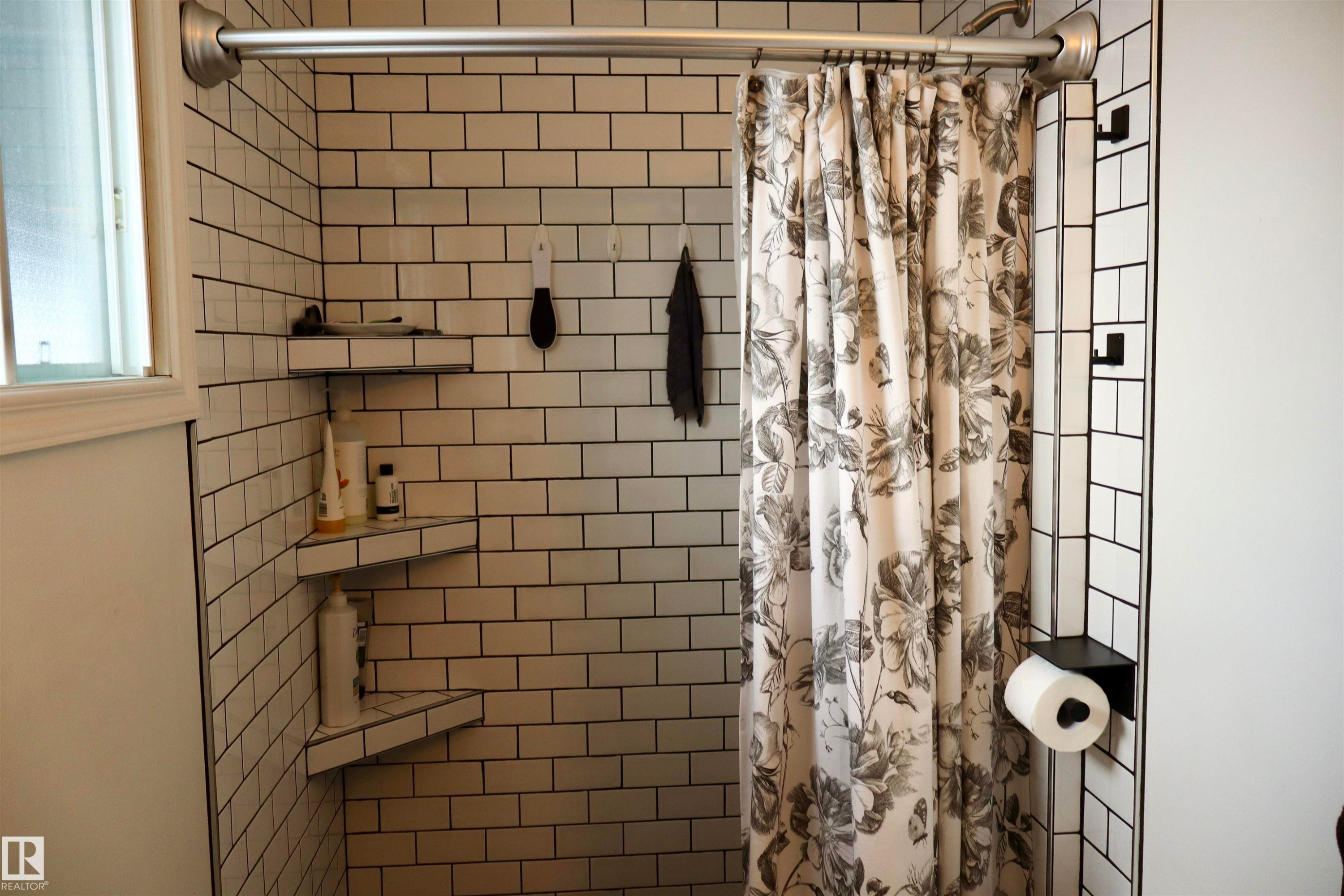 Bathroom with tiled shower - 4505 58 Avenue, Barrhead, AB - Indoor Photo Showing Bathroom