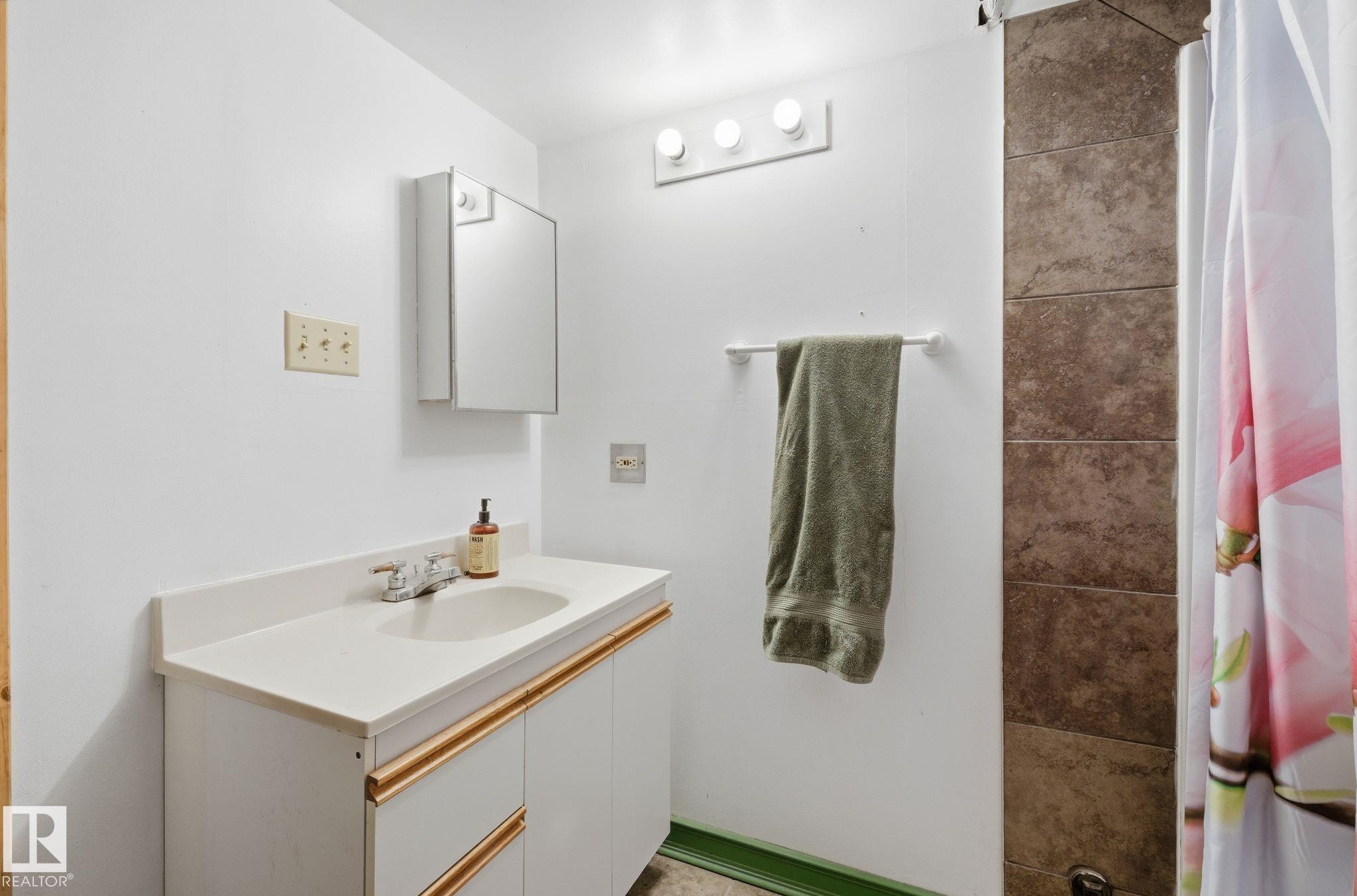 Full bath with vanity and a shower with shower curtain - 9705 87 Avenue, Edmonton, AB - Indoor Photo Showing Bathroom