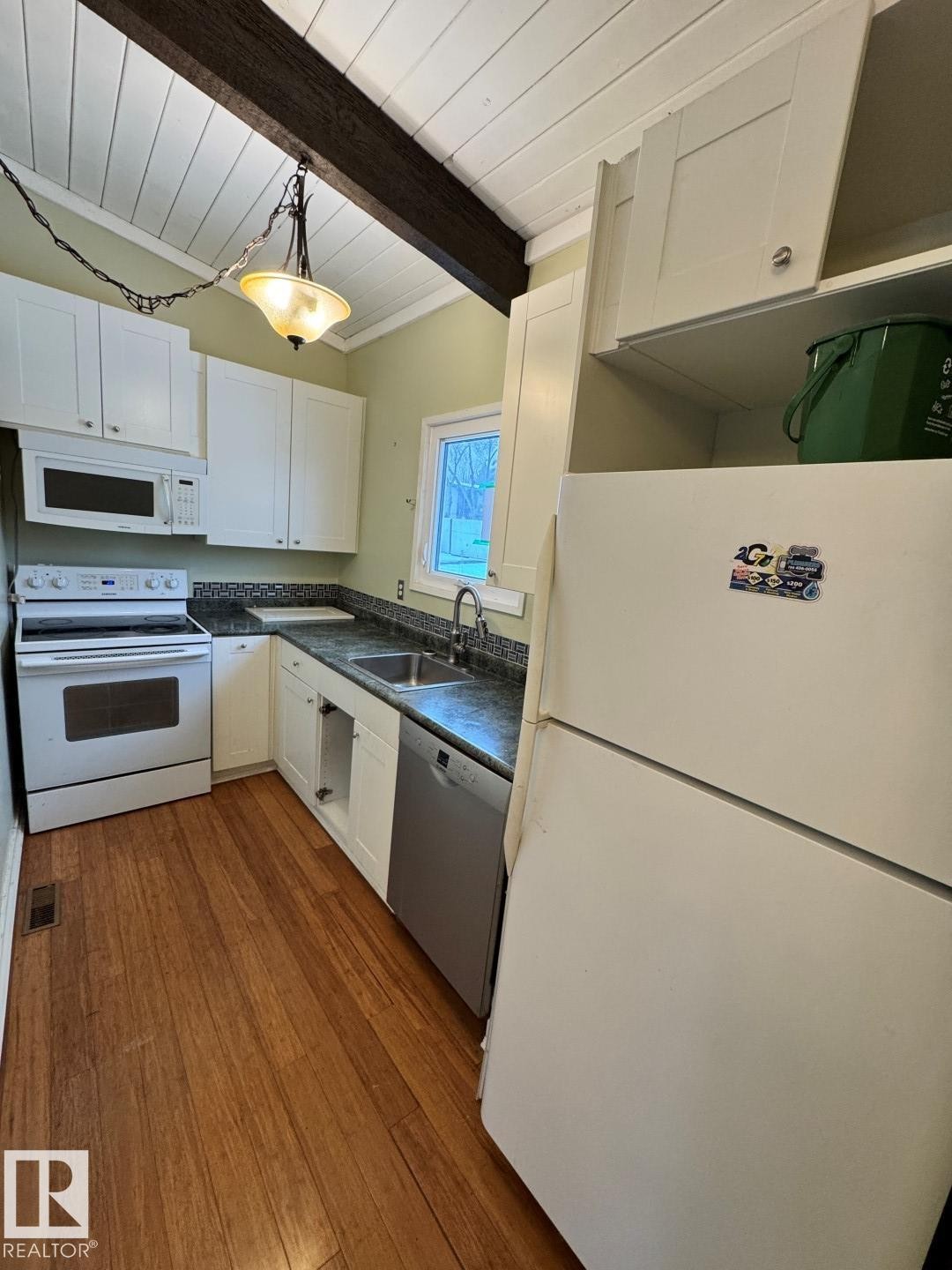 456 Lee Ridge Road, Edmonton, AB - Indoor Photo Showing Kitchen