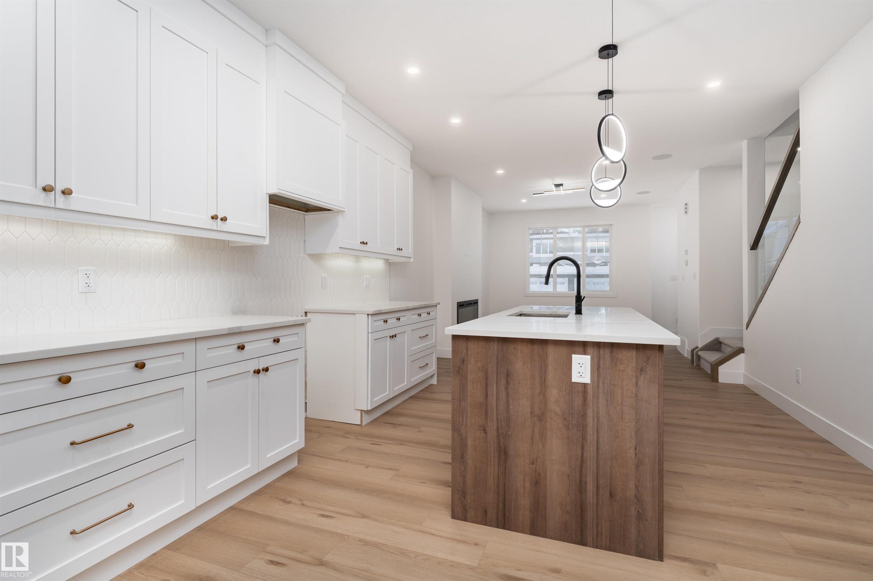 3109 Magpie Way, Edmonton, AB - Indoor Photo Showing Kitchen With Upgraded Kitchen