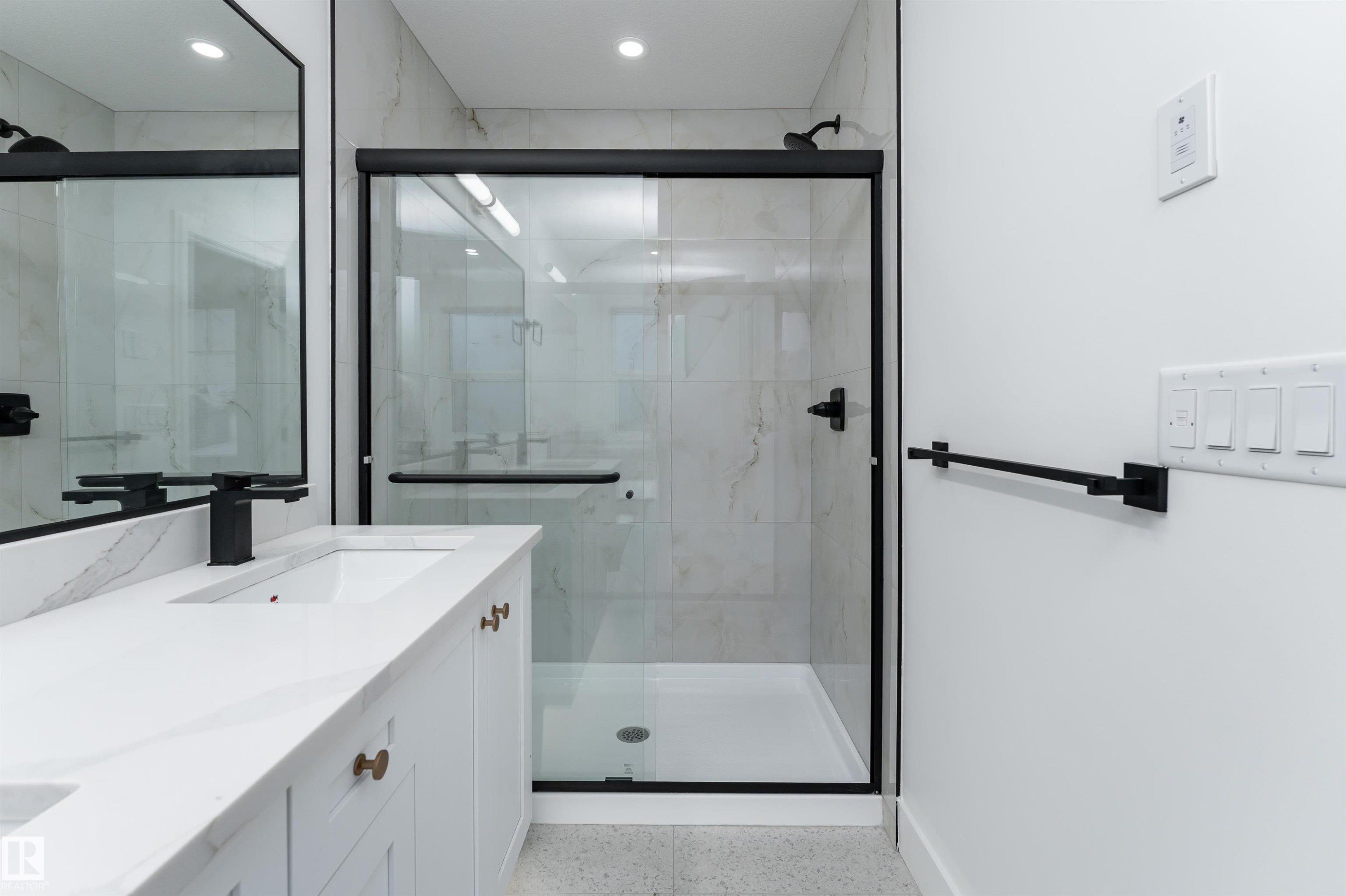 3109 Magpie Way, Edmonton, AB - Indoor Photo Showing Bathroom