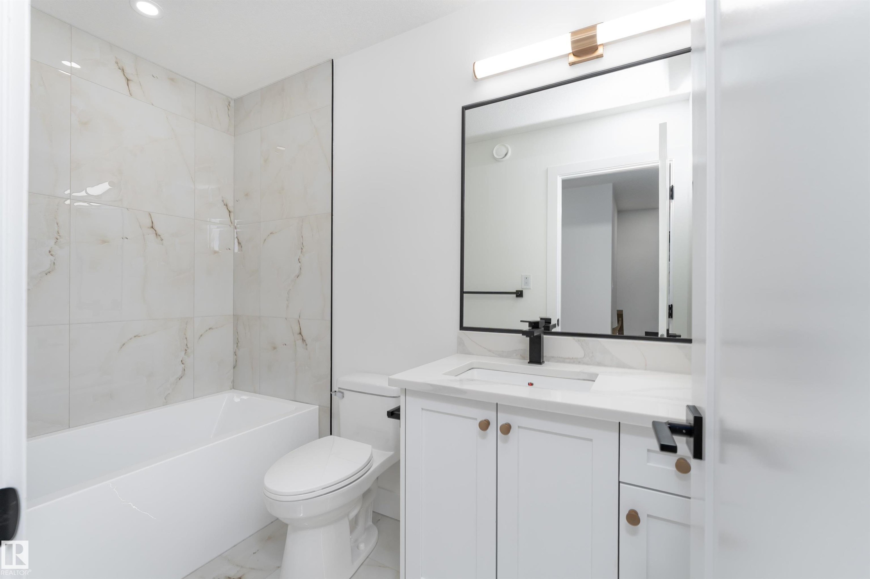 3109 Magpie Way, Edmonton, AB - Indoor Photo Showing Bathroom