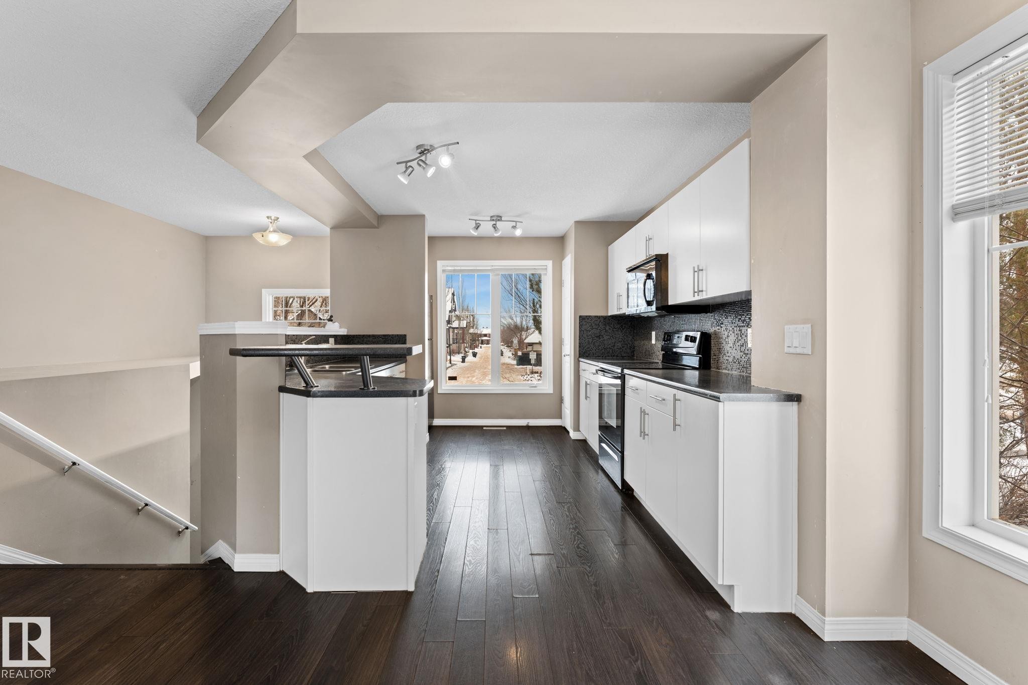 1641 Towne Centre Boulevard, Edmonton, AB - Indoor Photo Showing Kitchen