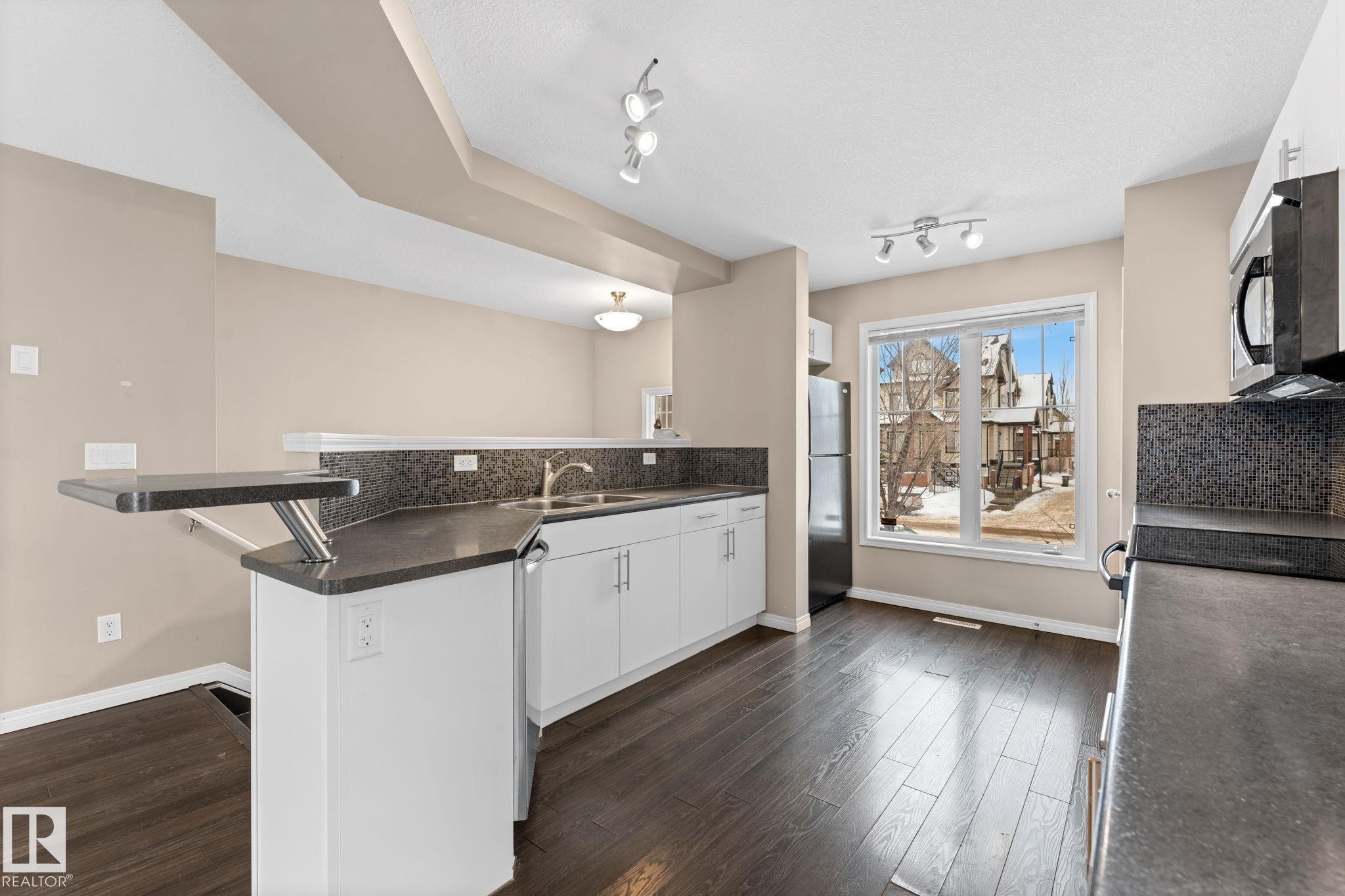 1641 Towne Centre Boulevard, Edmonton, AB - Indoor