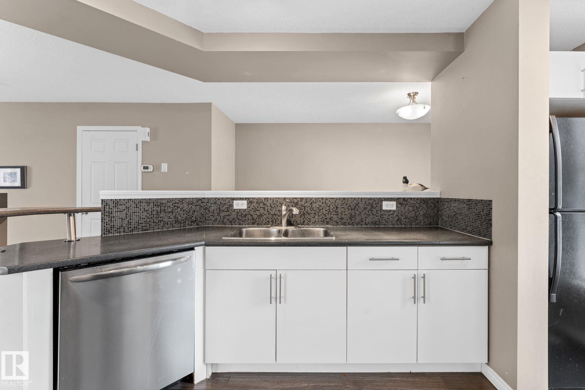 1641 Towne Centre Boulevard, Edmonton, AB - Indoor Photo Showing Kitchen