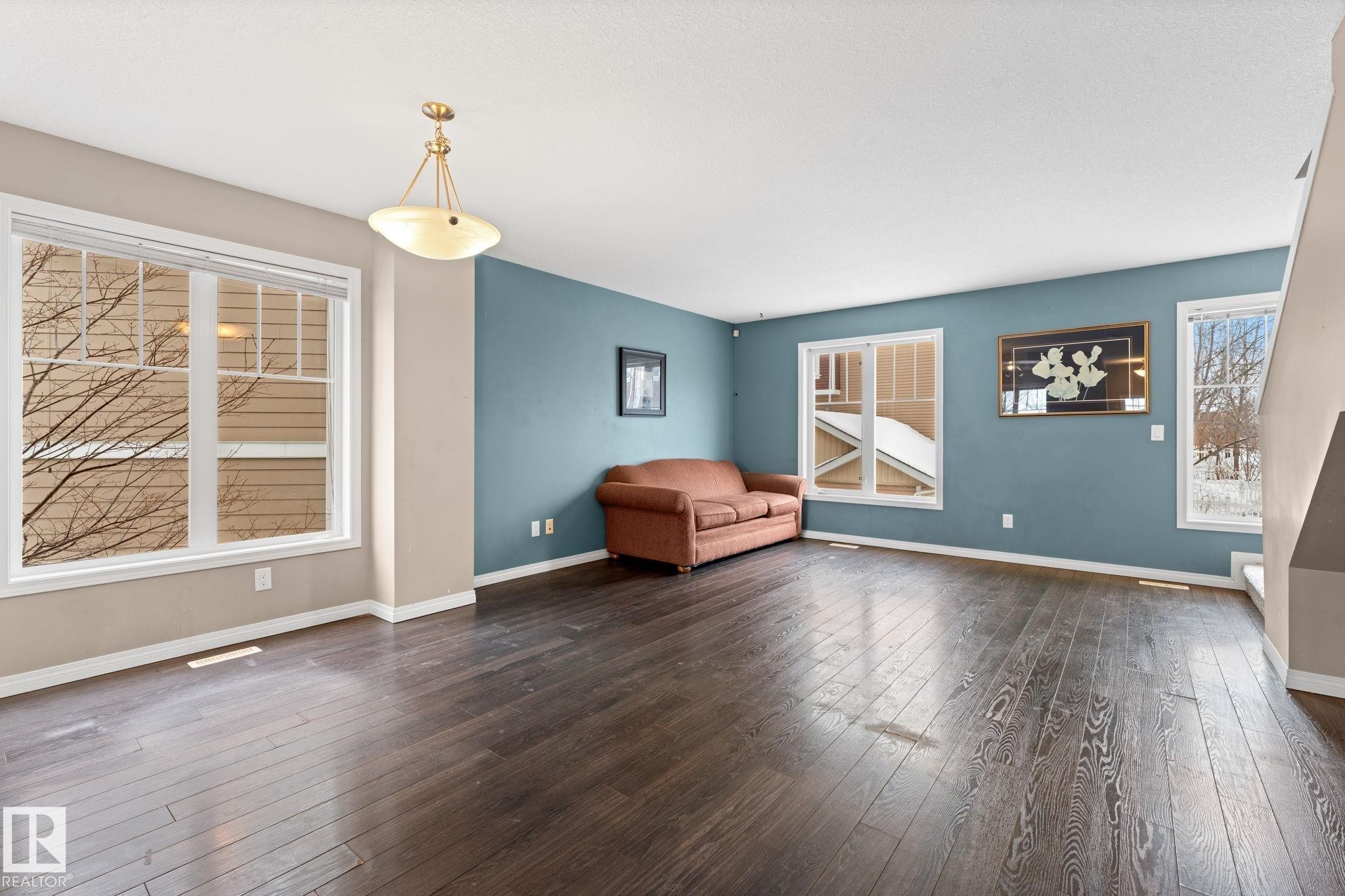 1641 Towne Centre Boulevard, Edmonton, AB - Indoor Photo Showing Living Room