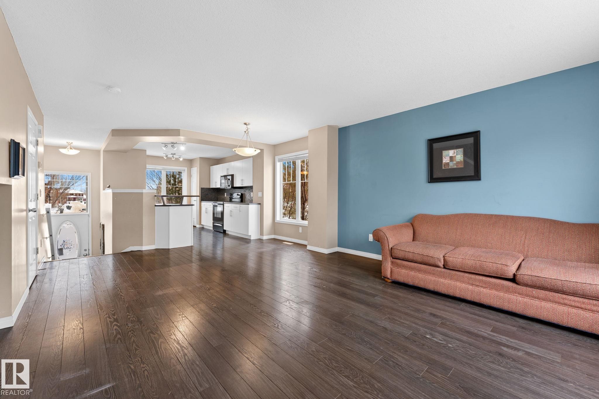 1641 Towne Centre Boulevard, Edmonton, AB - Indoor Photo Showing Living Room