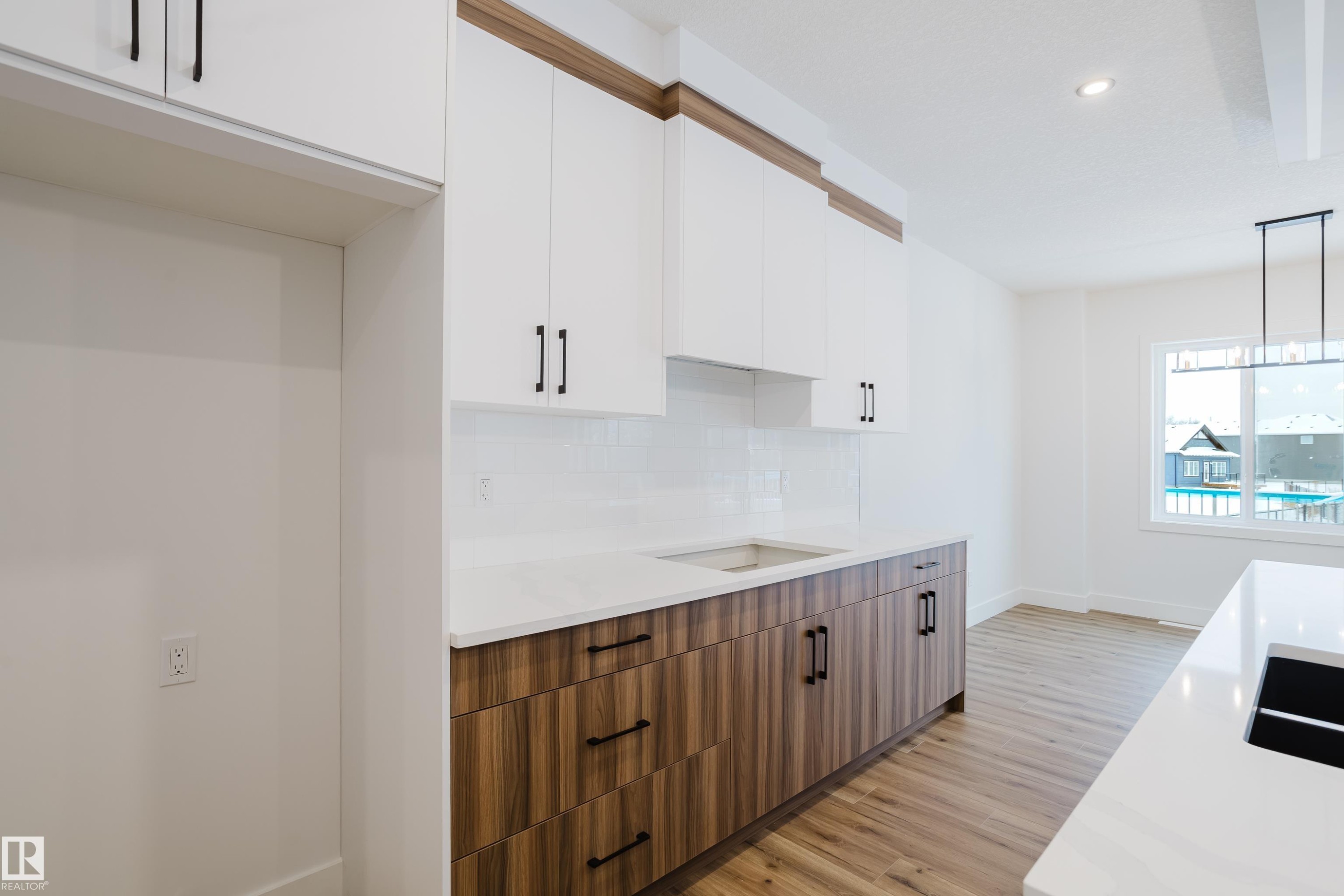 709 Elderberry Close, Edmonton, AB - Indoor Photo Showing Kitchen