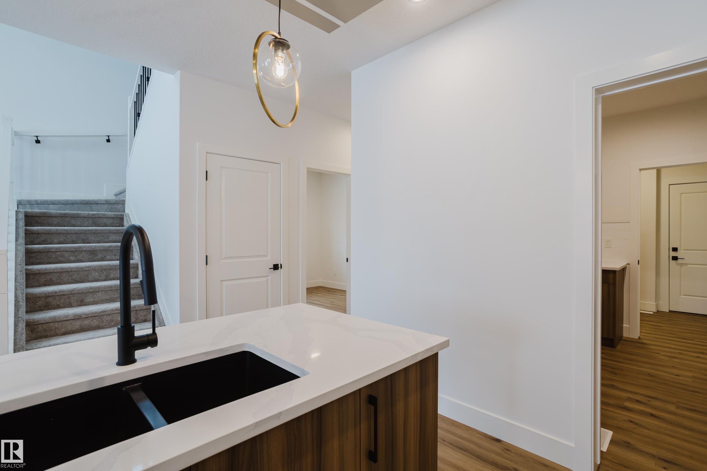 709 Elderberry Close, Edmonton, AB - Indoor Photo Showing Kitchen