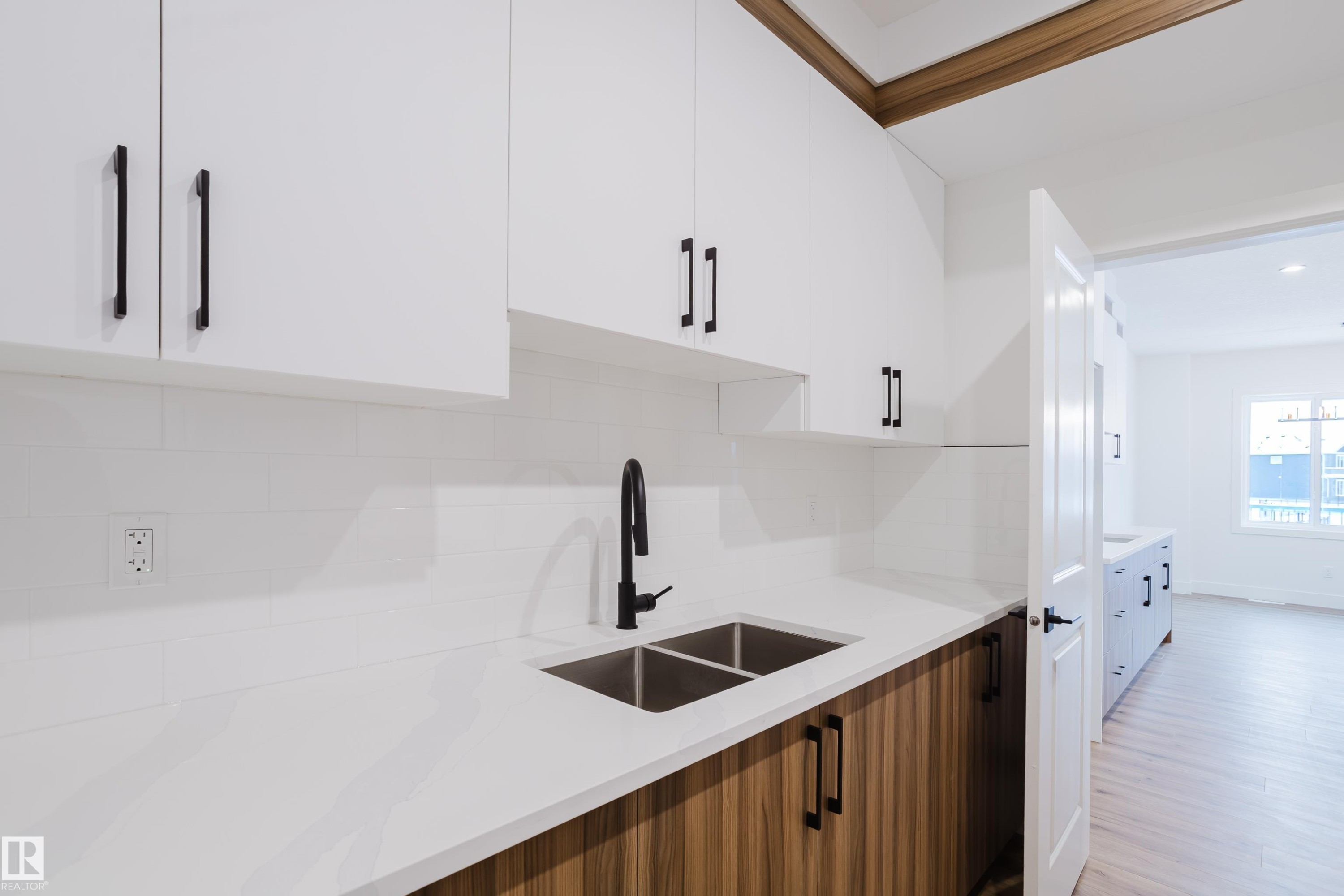 709 Elderberry Close, Edmonton, AB - Indoor Photo Showing Kitchen With Double Sink