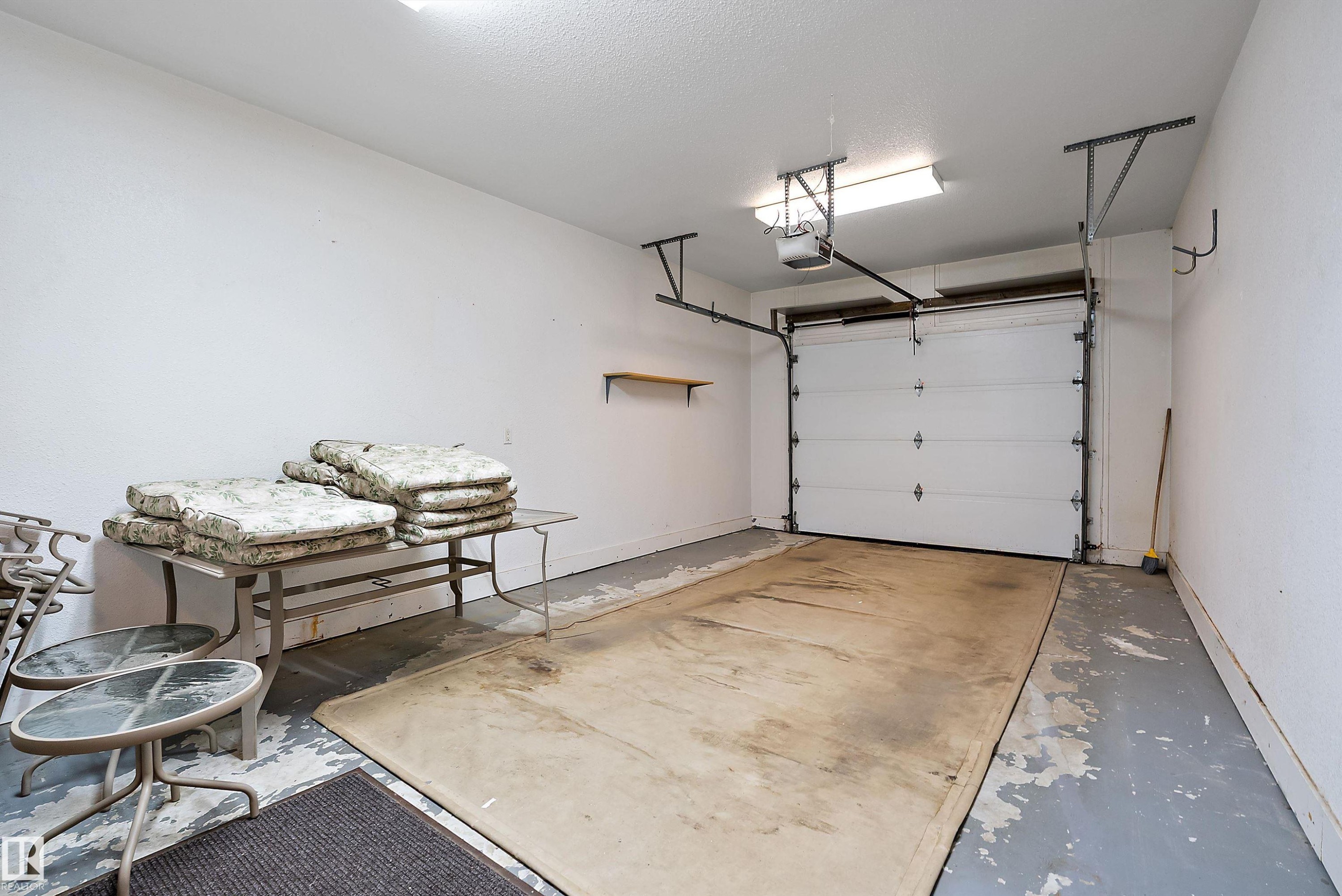 4931 48 Avenue, Onoway, AB - Indoor Photo Showing Garage