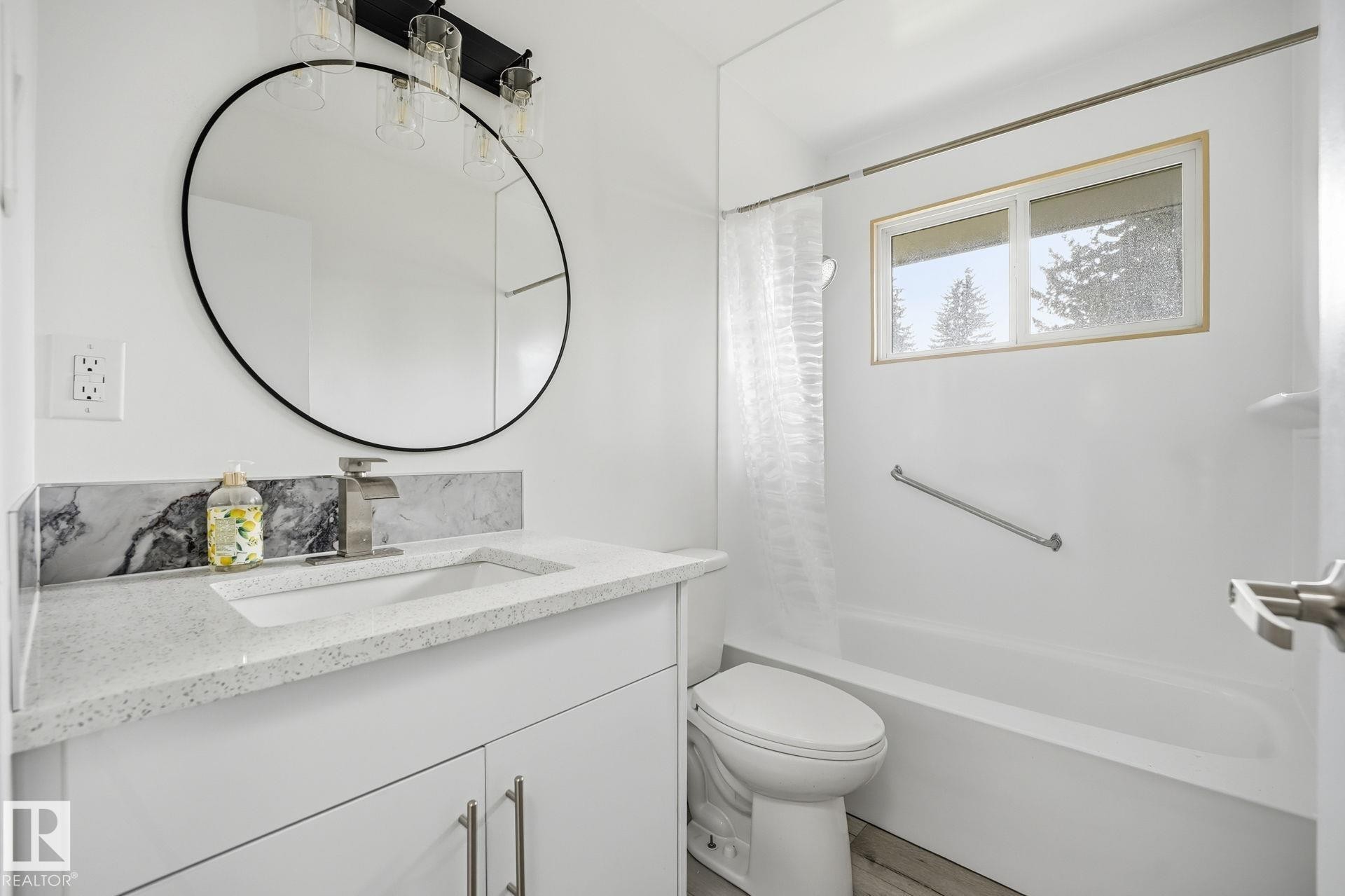 14719 87 Avenue, Edmonton, AB - Indoor Photo Showing Bathroom