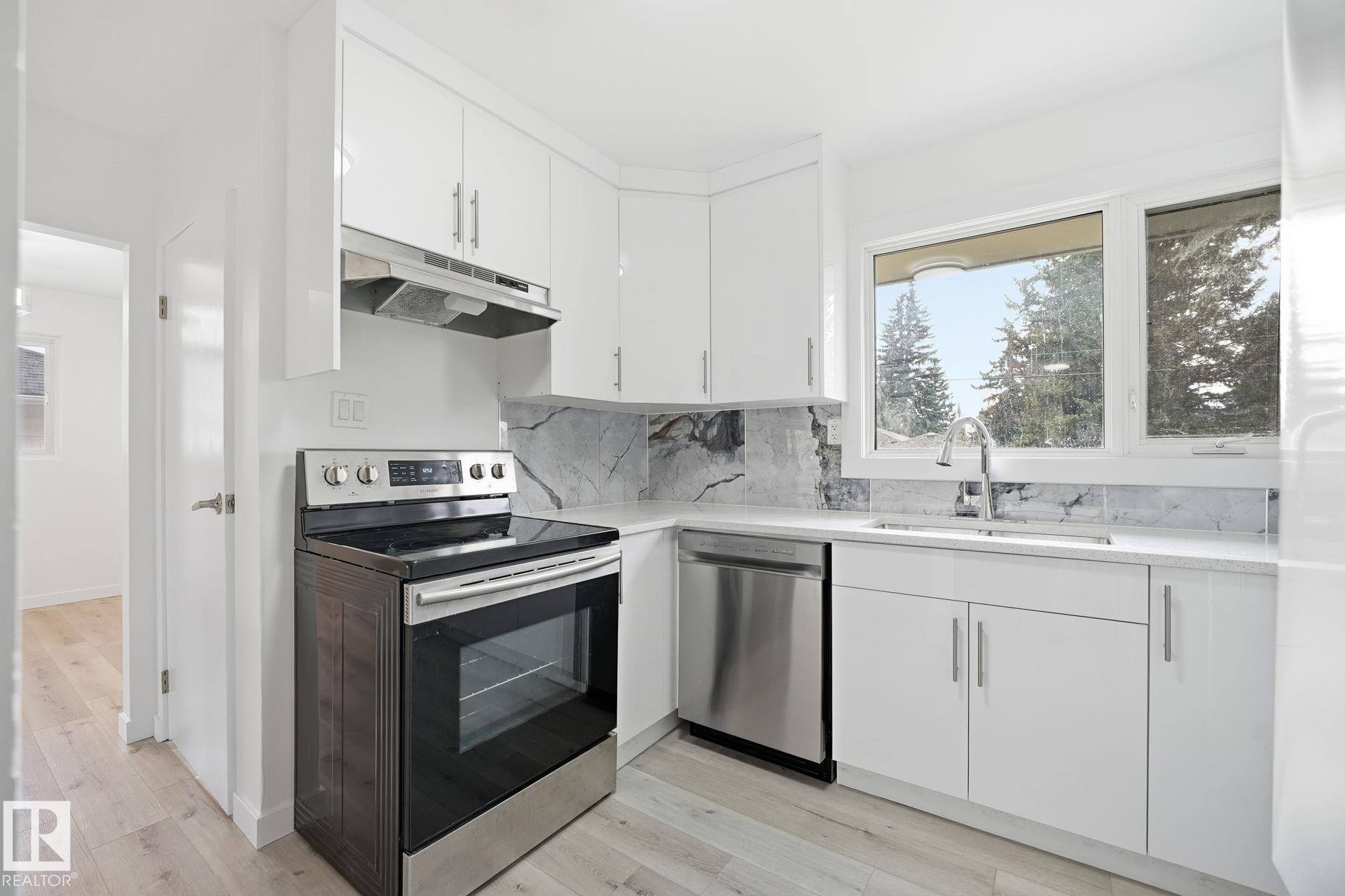 14719 87 Avenue, Edmonton, AB - Indoor Photo Showing Kitchen