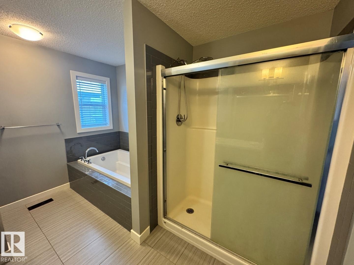 1352 Secord Landing Landing, Edmonton, AB - Indoor Photo Showing Bathroom