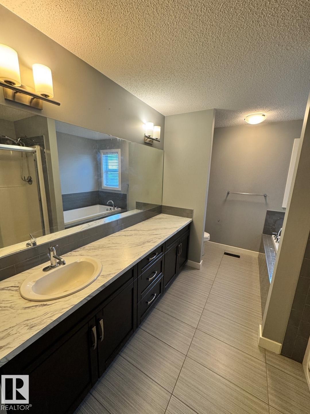 1352 Secord Landing Landing, Edmonton, AB - Indoor Photo Showing Bathroom