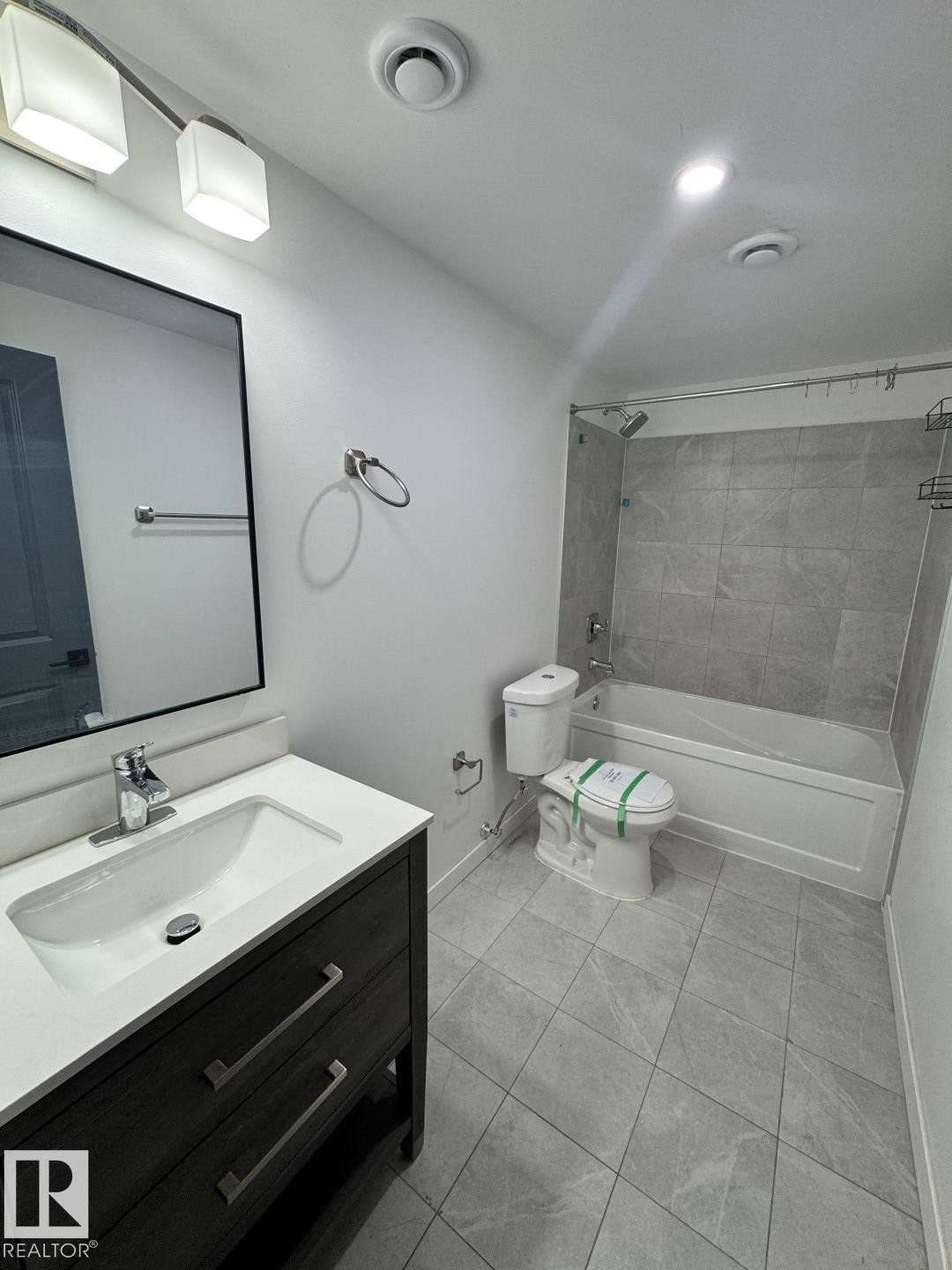 1352 Secord Landing Landing, Edmonton, AB - Indoor Photo Showing Bathroom