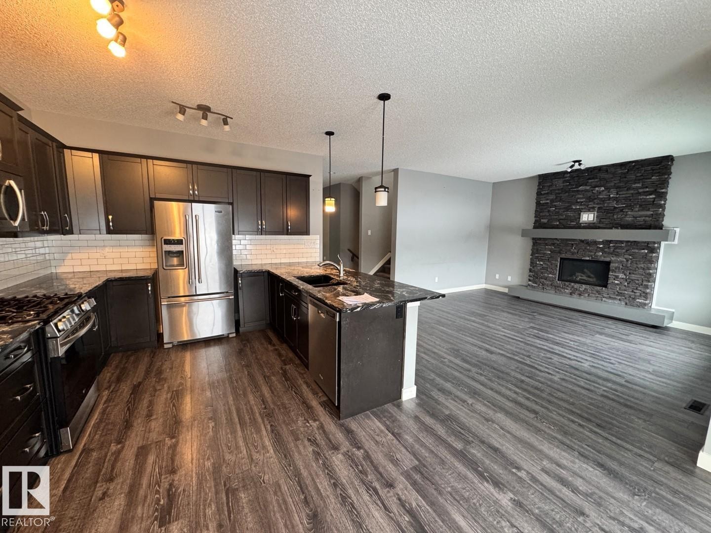 1352 Secord Landing Landing, Edmonton, AB - Indoor Photo Showing Kitchen With Upgraded Kitchen