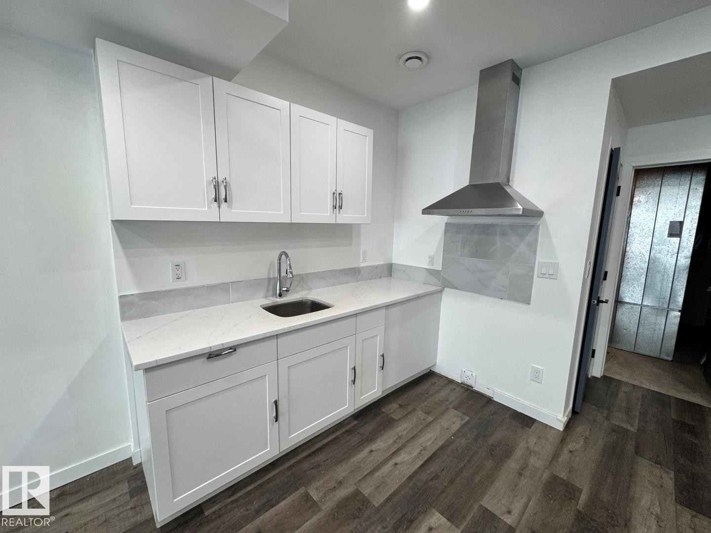 1352 Secord Landing Landing, Edmonton, AB - Indoor Photo Showing Kitchen