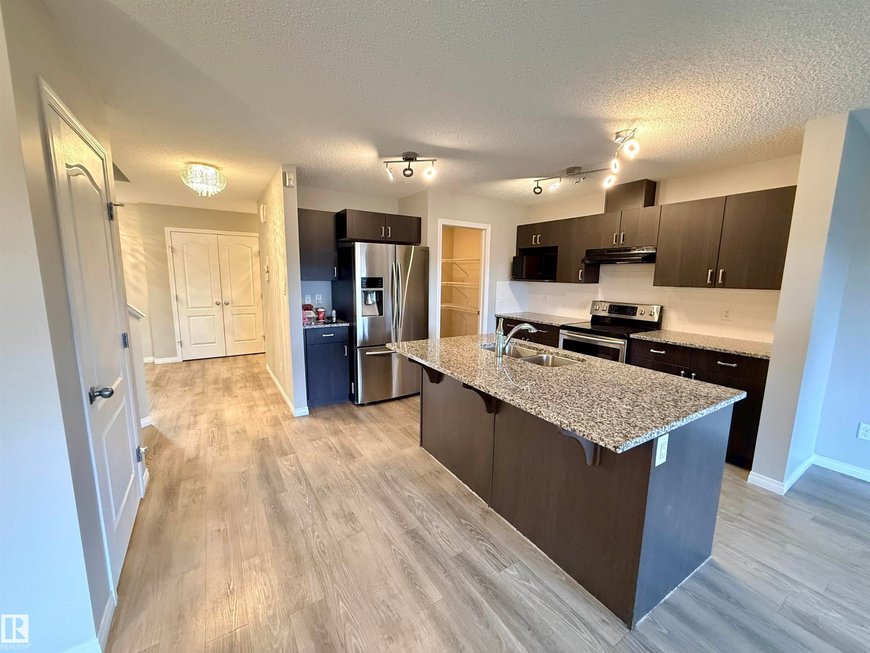 17023 38 Street, Edmonton, AB - Indoor Photo Showing Kitchen With Double Sink With Upgraded Kitchen