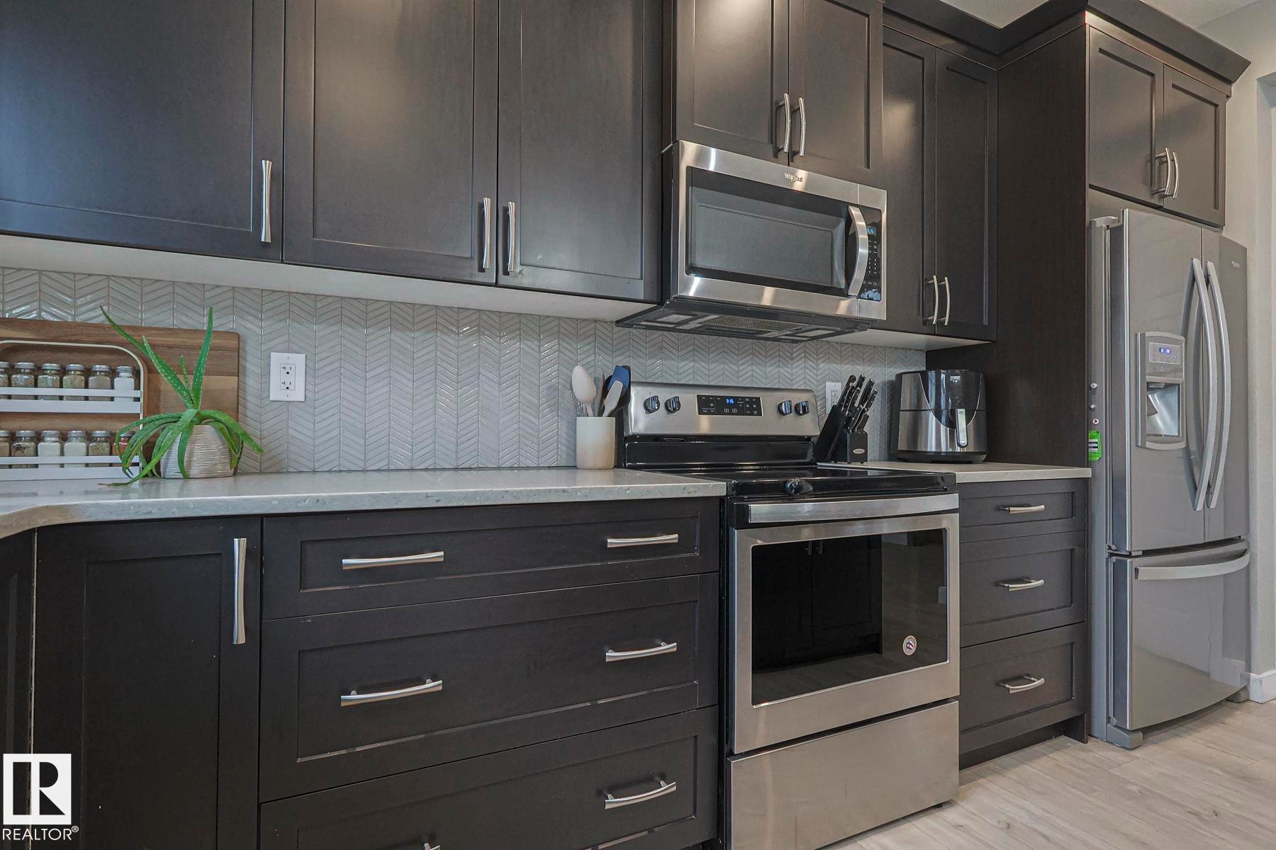 2011 201 Street, Edmonton, AB - Indoor Photo Showing Kitchen With Upgraded Kitchen