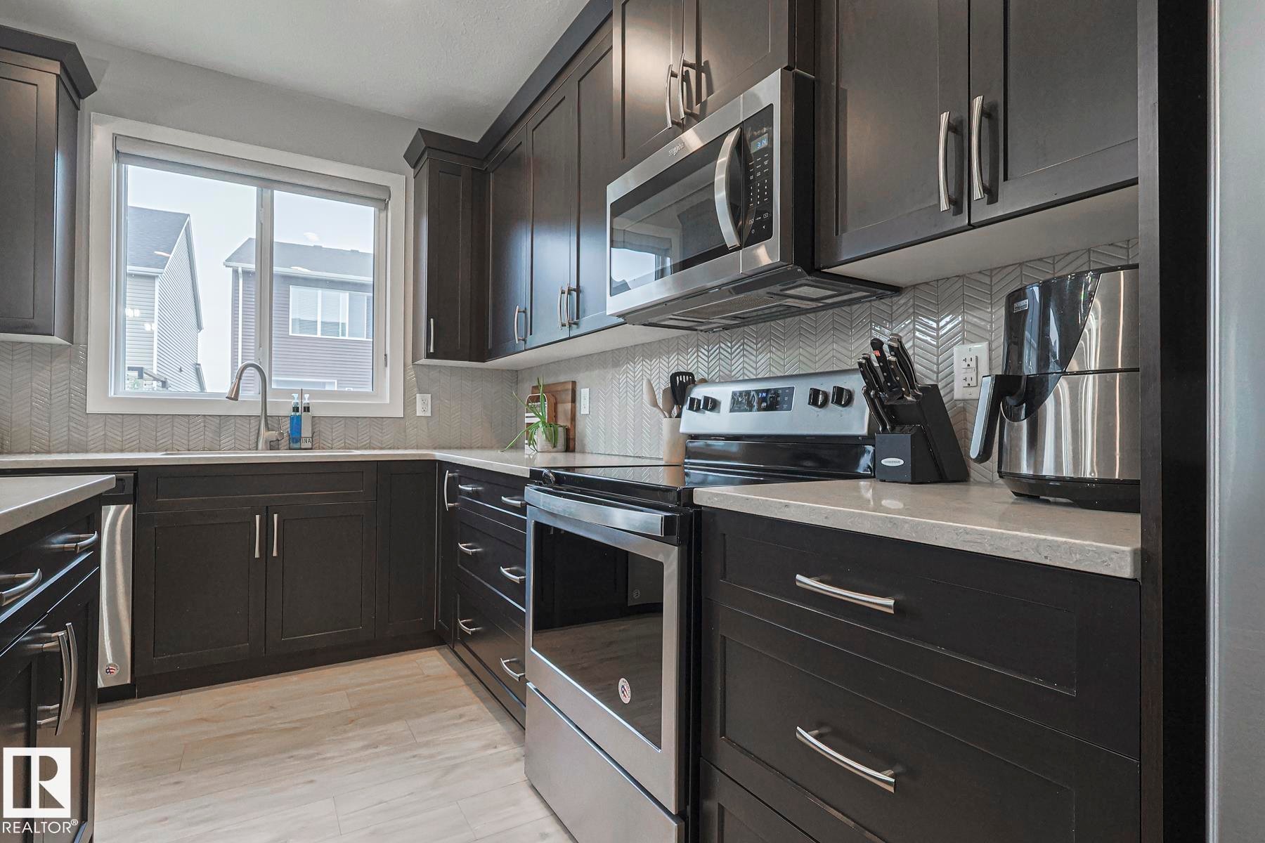 2011 201 Street, Edmonton, AB - Indoor Photo Showing Kitchen With Upgraded Kitchen