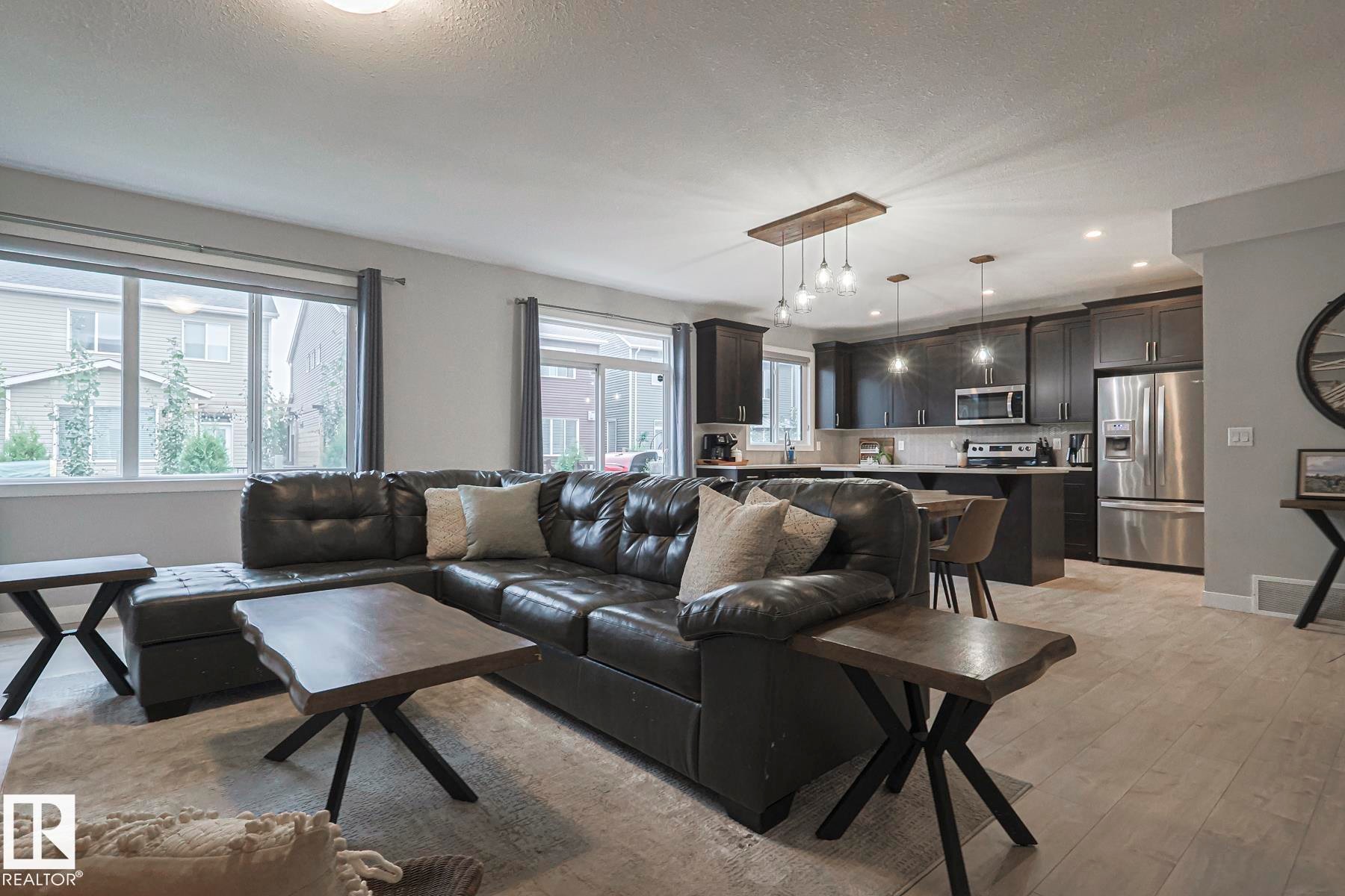 2011 201 Street, Edmonton, AB - Indoor Photo Showing Living Room