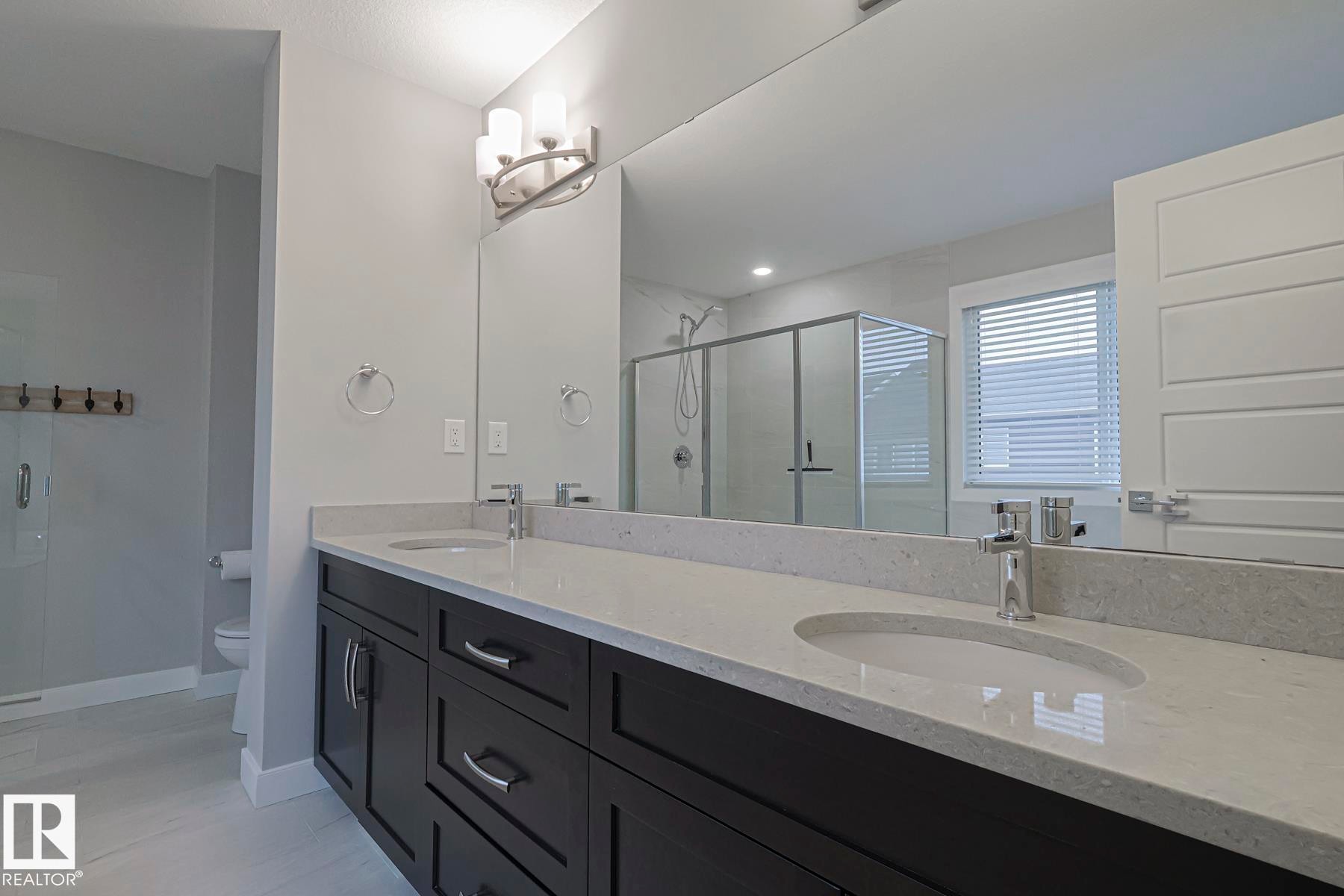 2011 201 Street, Edmonton, AB - Indoor Photo Showing Bathroom