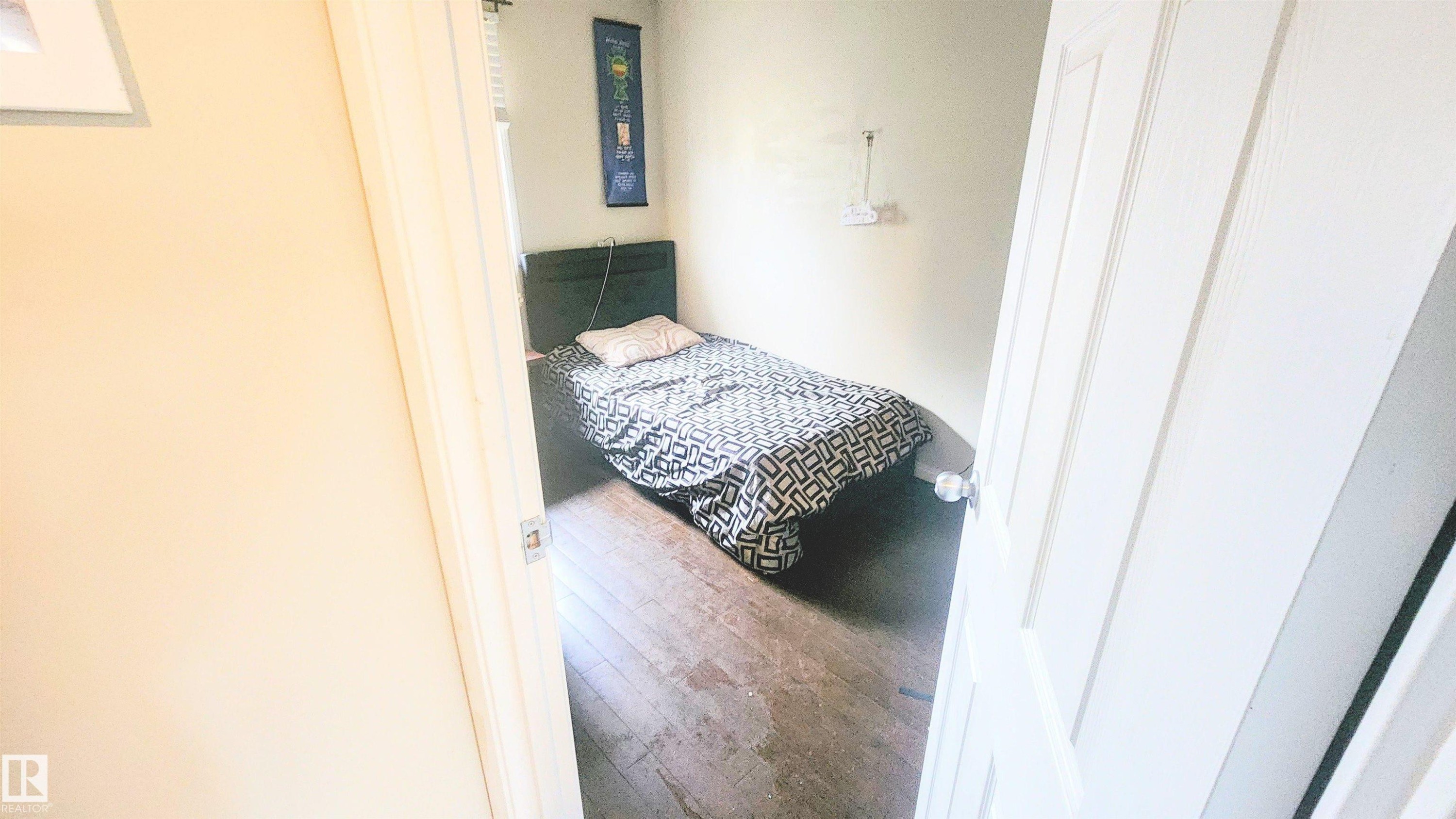 704 Abbottsfield Road, Edmonton, AB - Indoor Photo Showing Bedroom