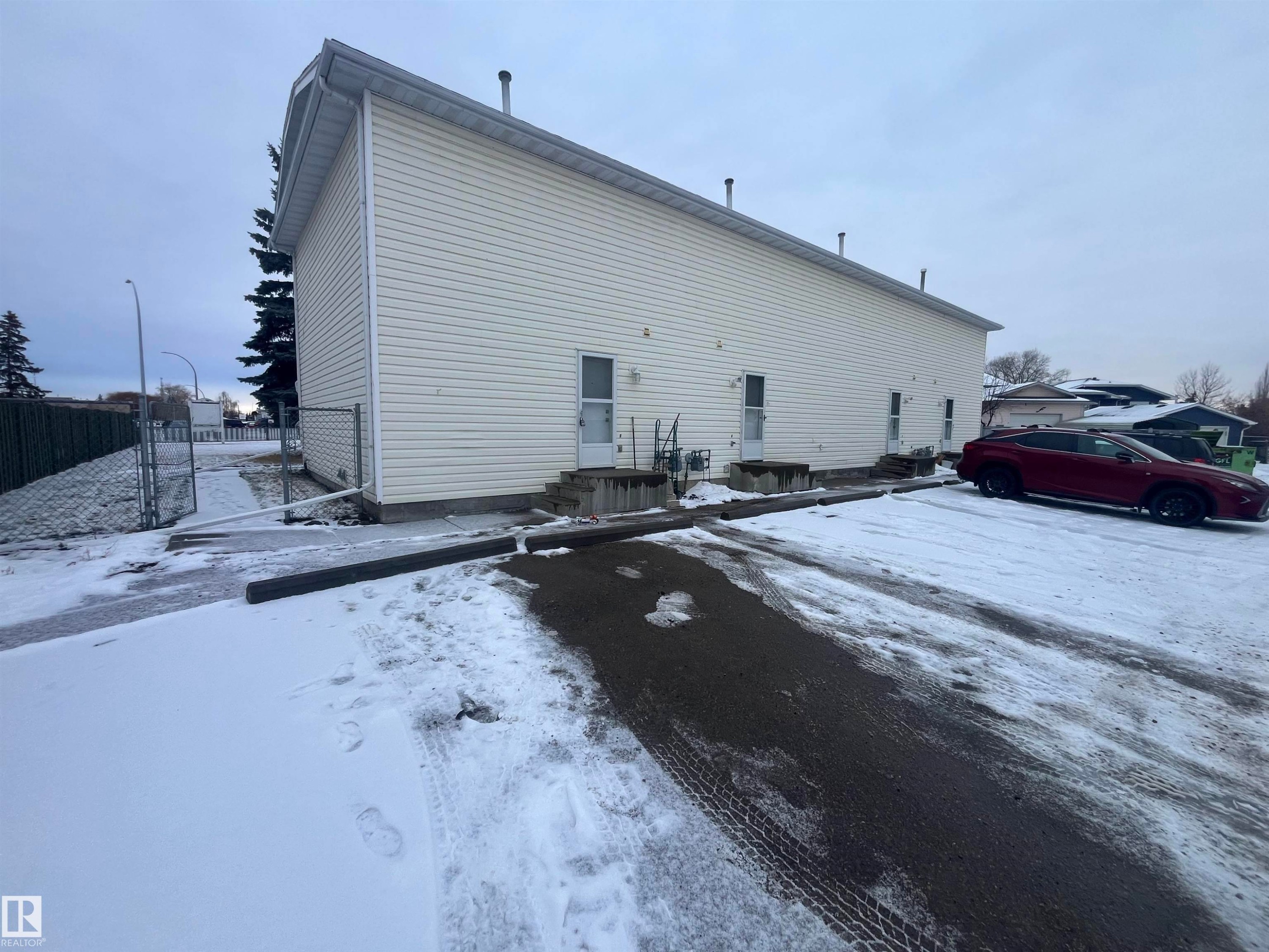 F-17 Imperial Crescent, Devon, AB - Outdoor