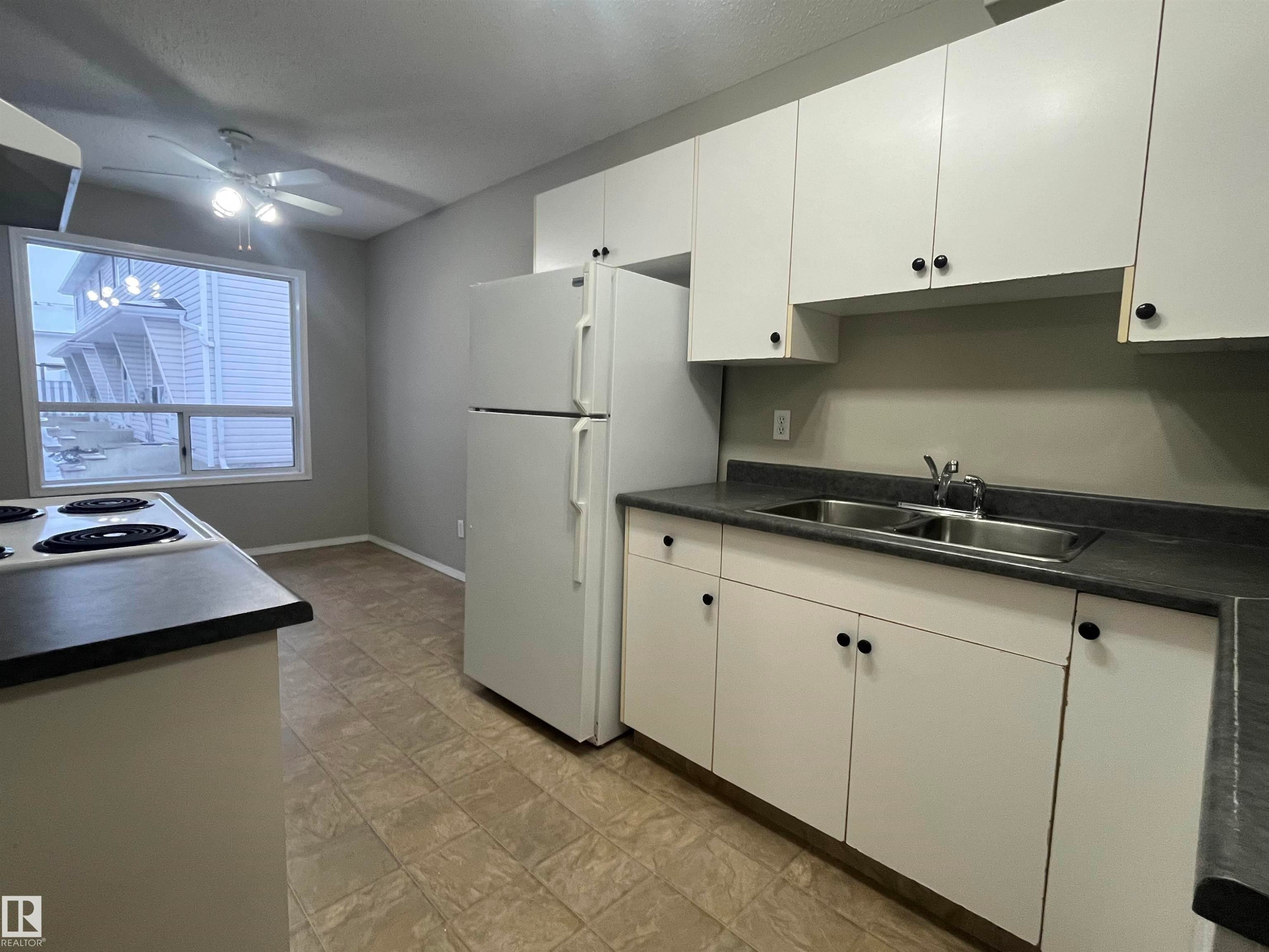F-17 Imperial Crescent, Devon, AB - Indoor Photo Showing Kitchen With Double Sink