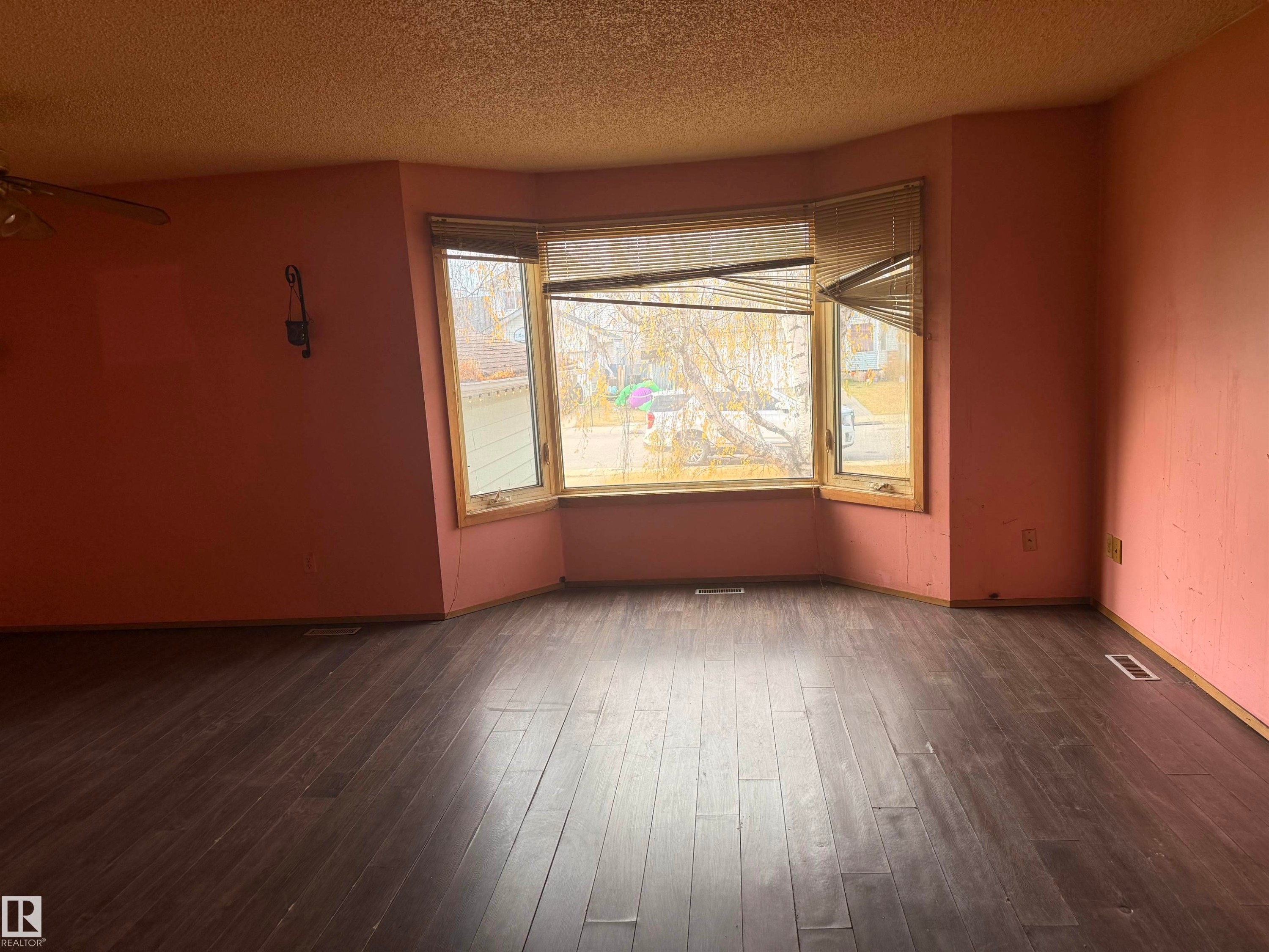 Edmonton, AB - Indoor Photo Showing Other Room