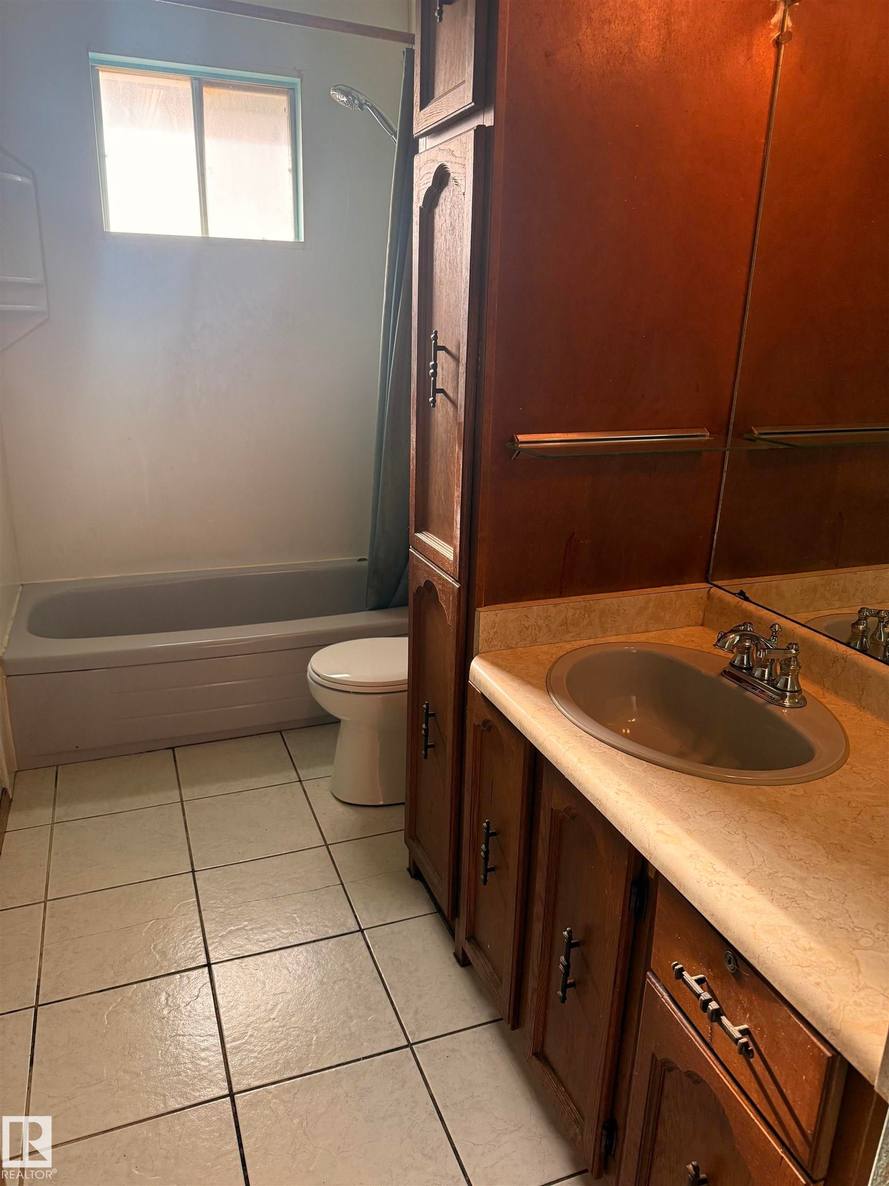 Edmonton, AB - Indoor Photo Showing Bathroom